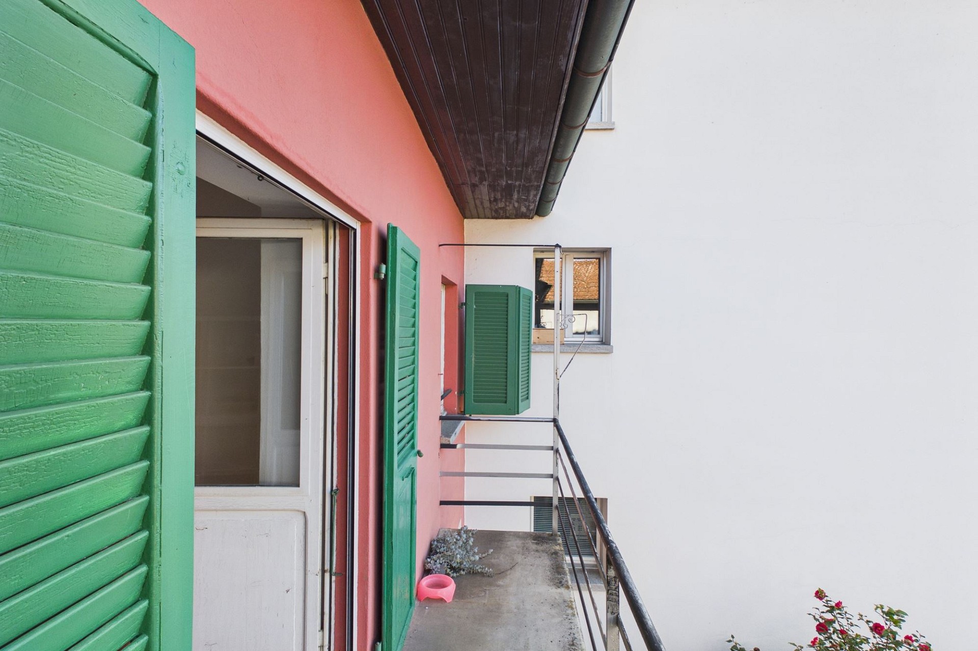Balkon mit bunten Fensterläden