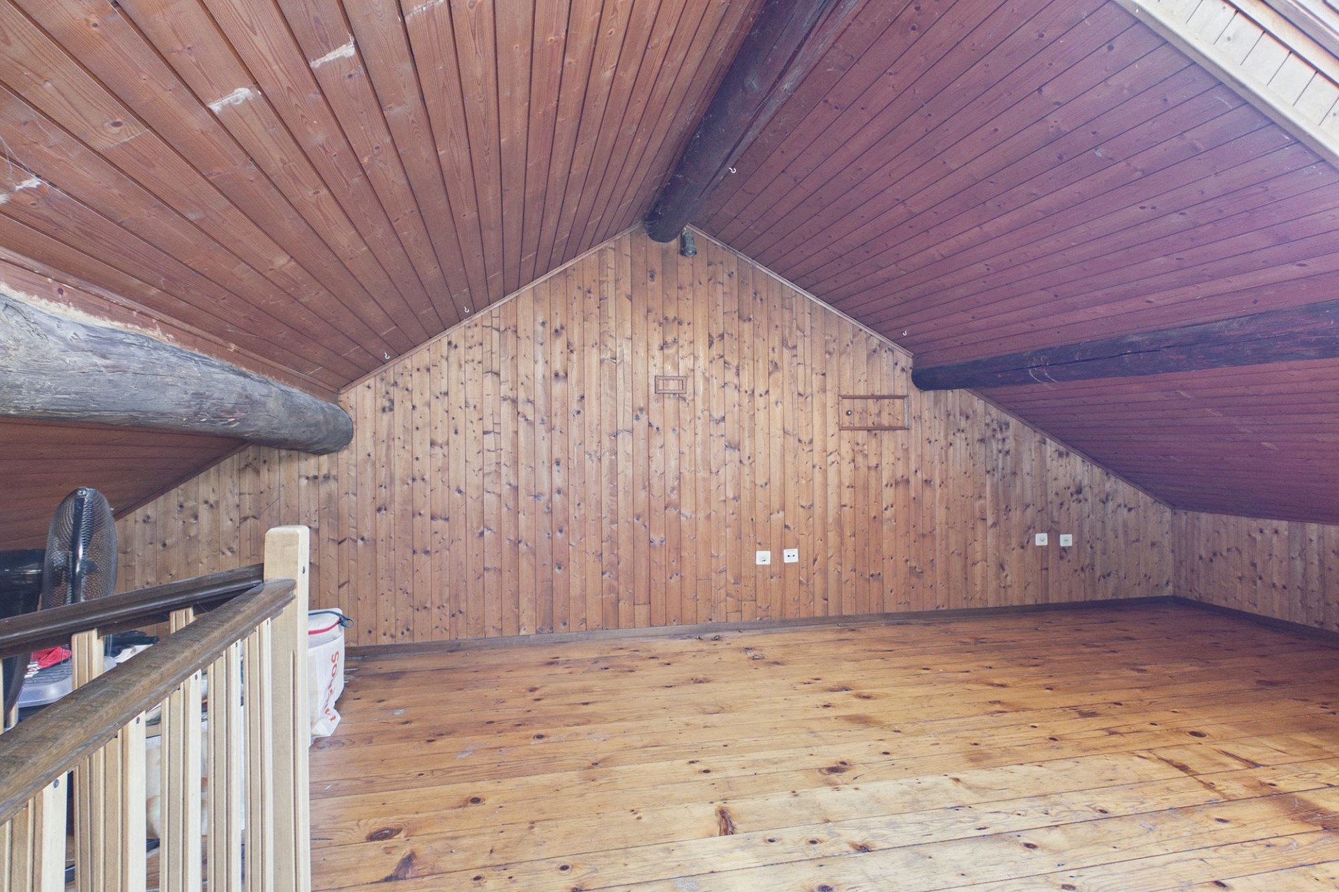 Dachgeschossraum mit Holzverkleidung
