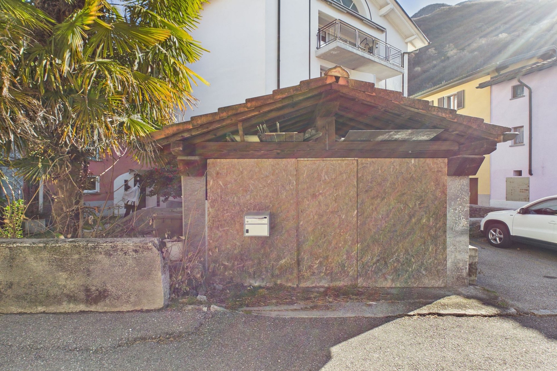 Außenansicht eines kleinen Nebengebäudes mit Garage oder Schuppen