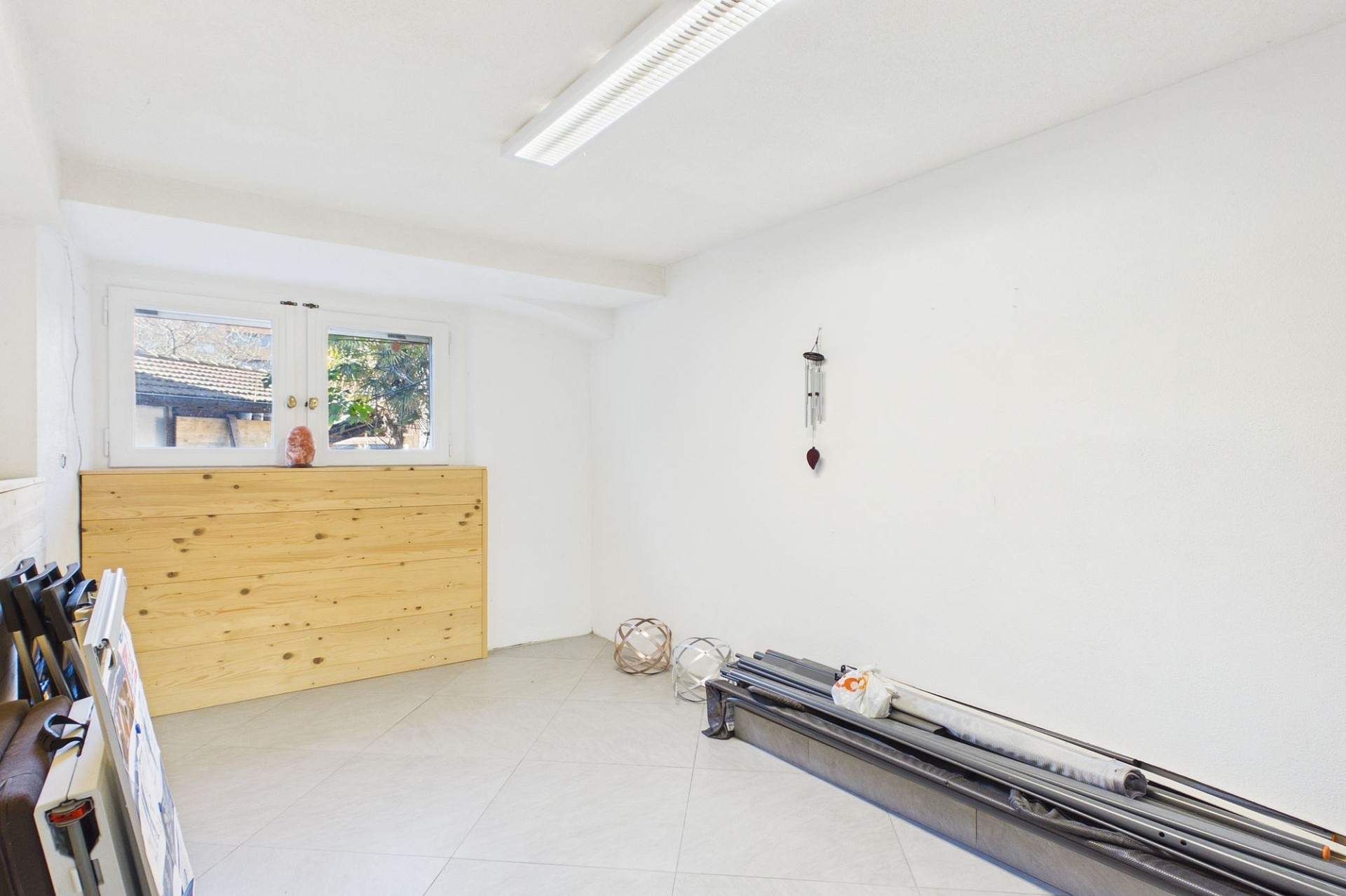 Heller leerer Raum mit Fenster und weißen Wänden