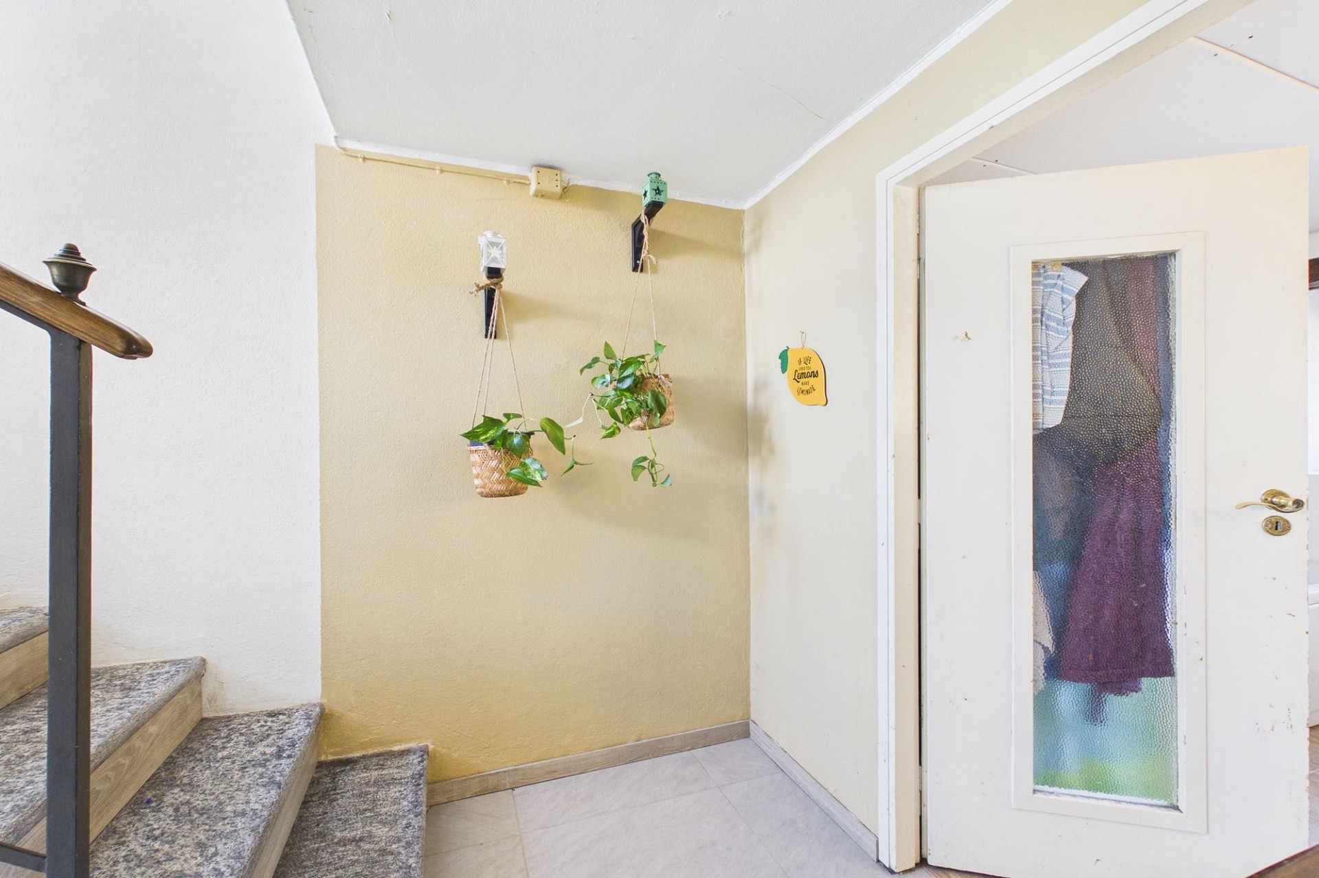 Treppenhaus mit dekorativer Wand und Tür