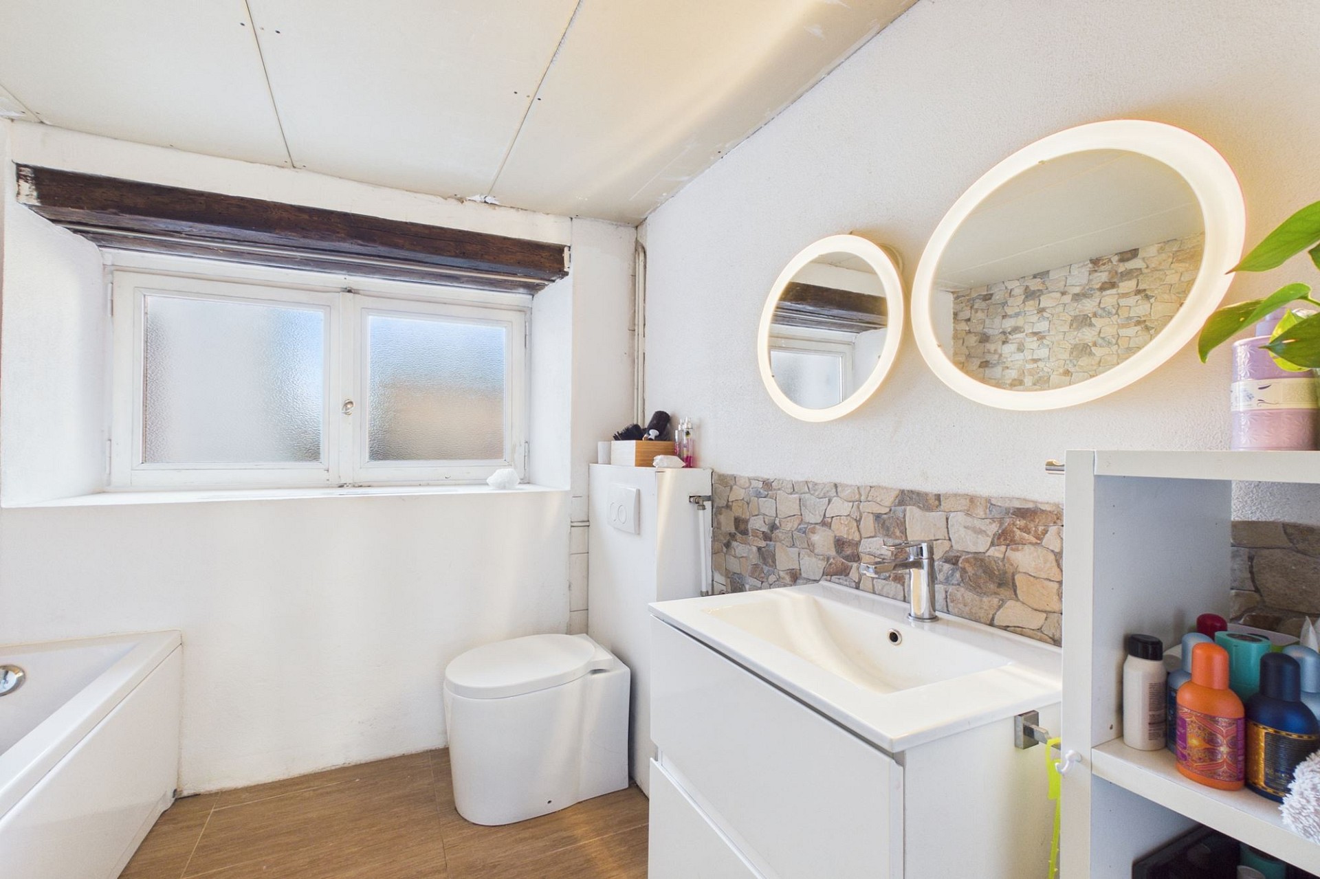 Kleines modernes Badezimmer mit Fenster