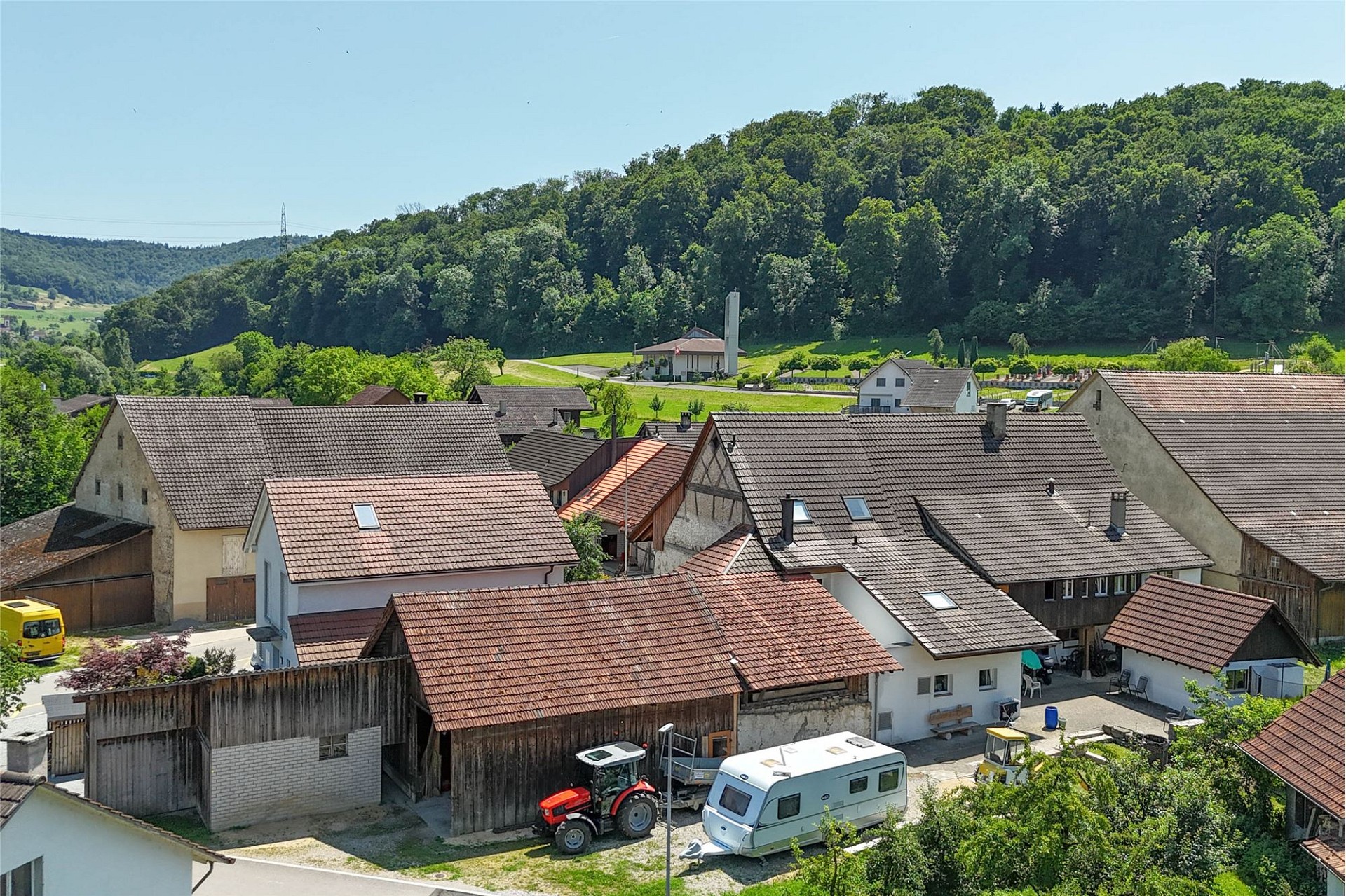 Luftaufnahme eines Dorfes im Grünen