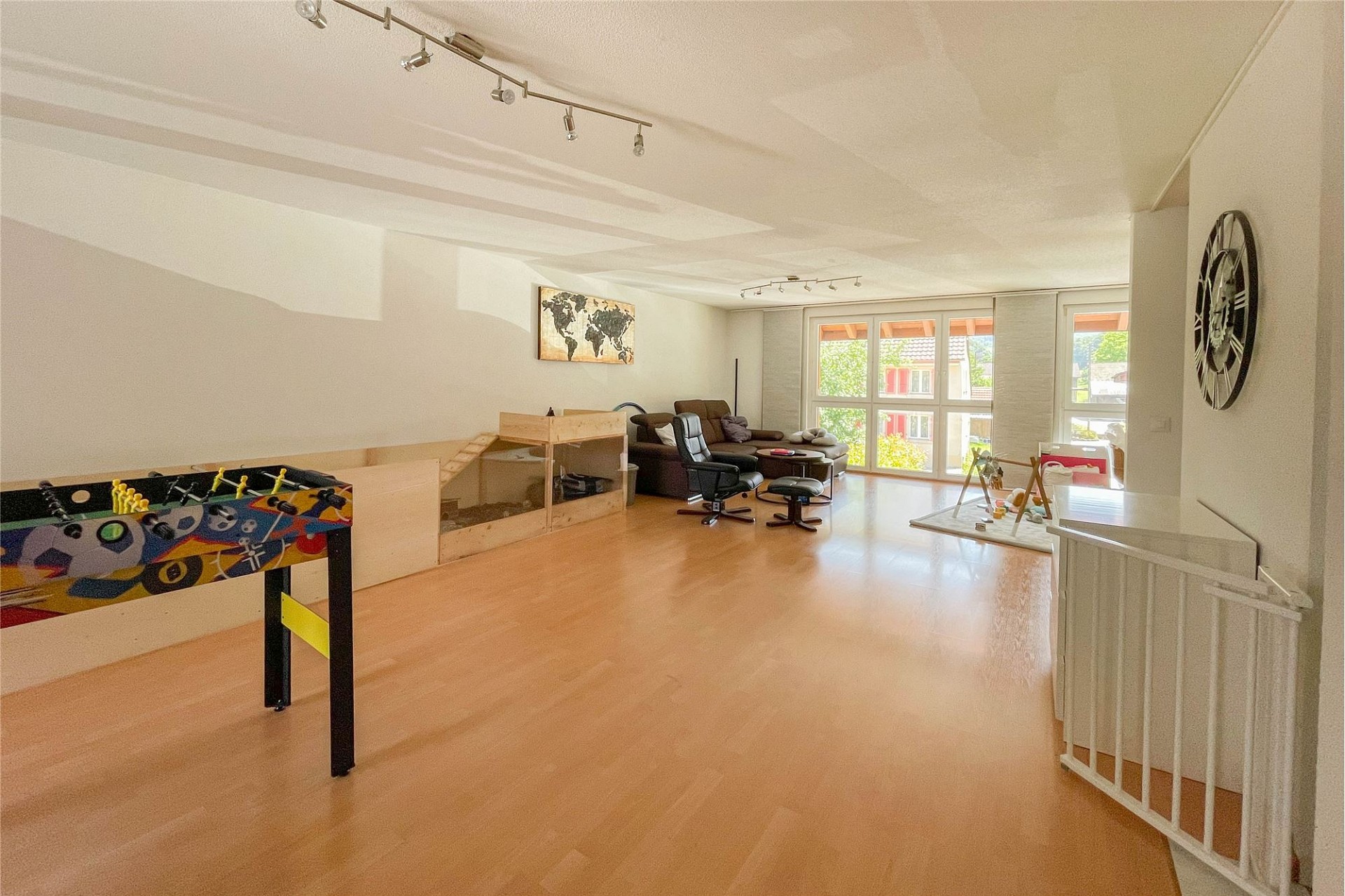 Heller Wohnraum mit Spielbereich