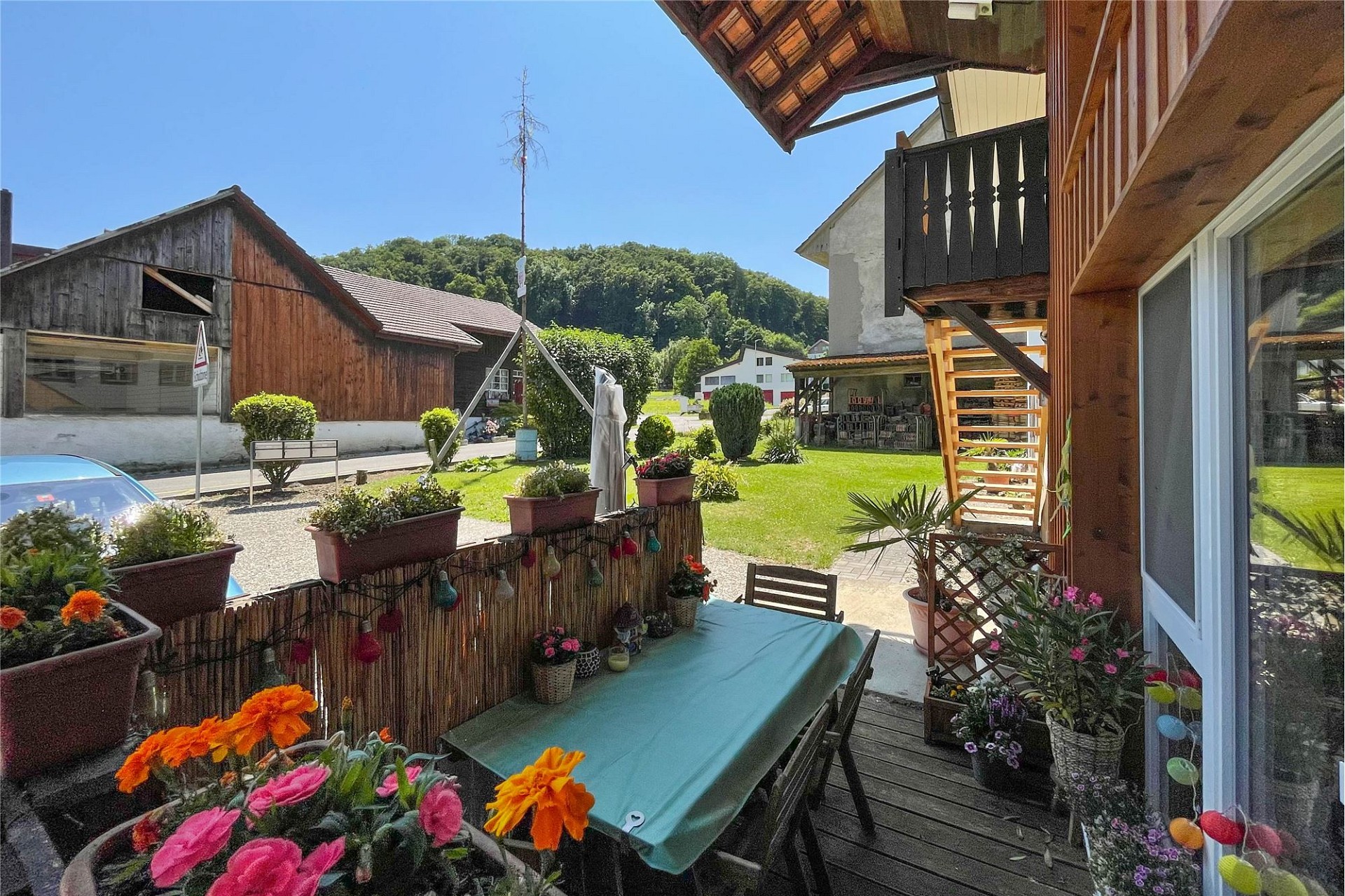 Gemütliche Außenansicht mit Terrasse und Garten