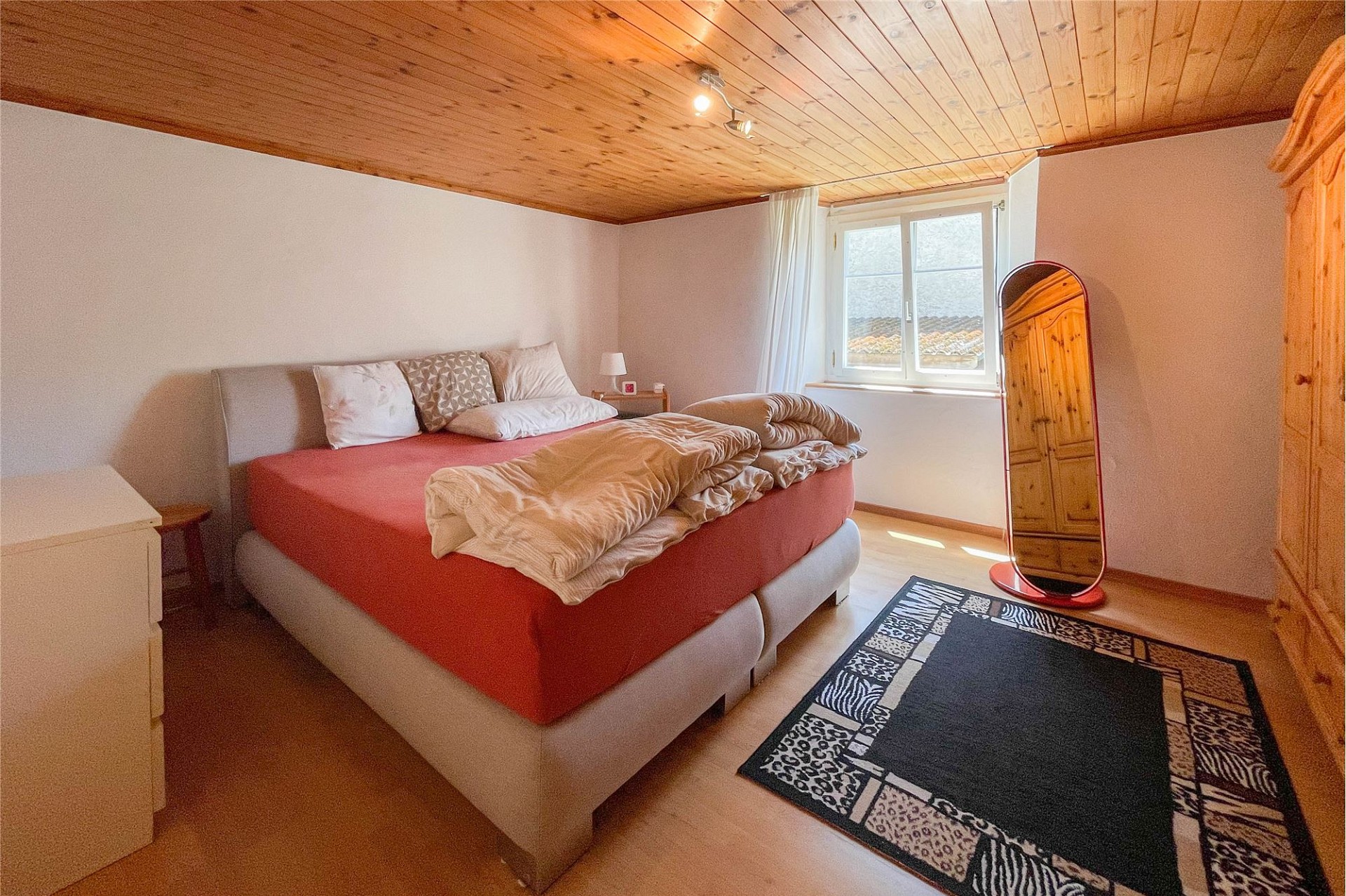 Gemütliches Schlafzimmer mit Holzdecke