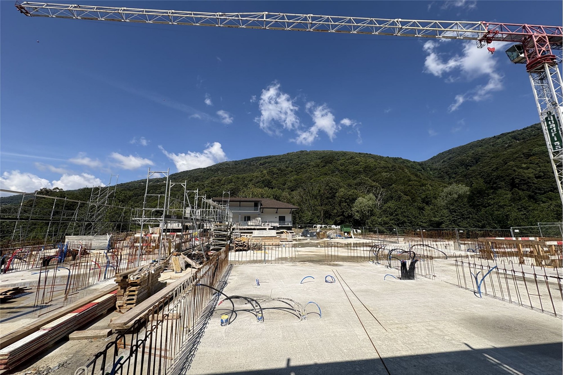 Baustelle mit Betonplatte und Kran