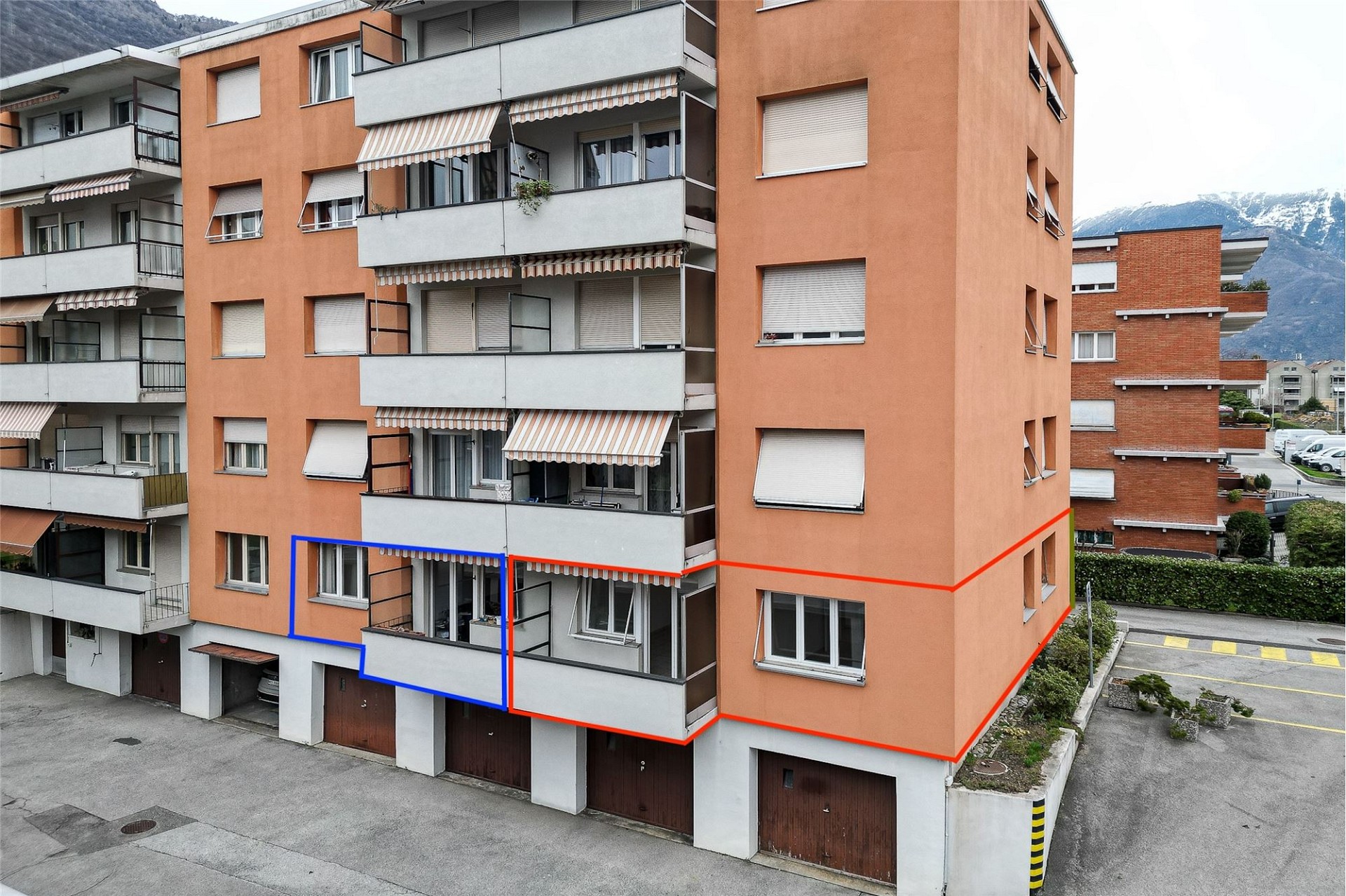 Mehrfamilienhaus mit Balkonen und Garagen