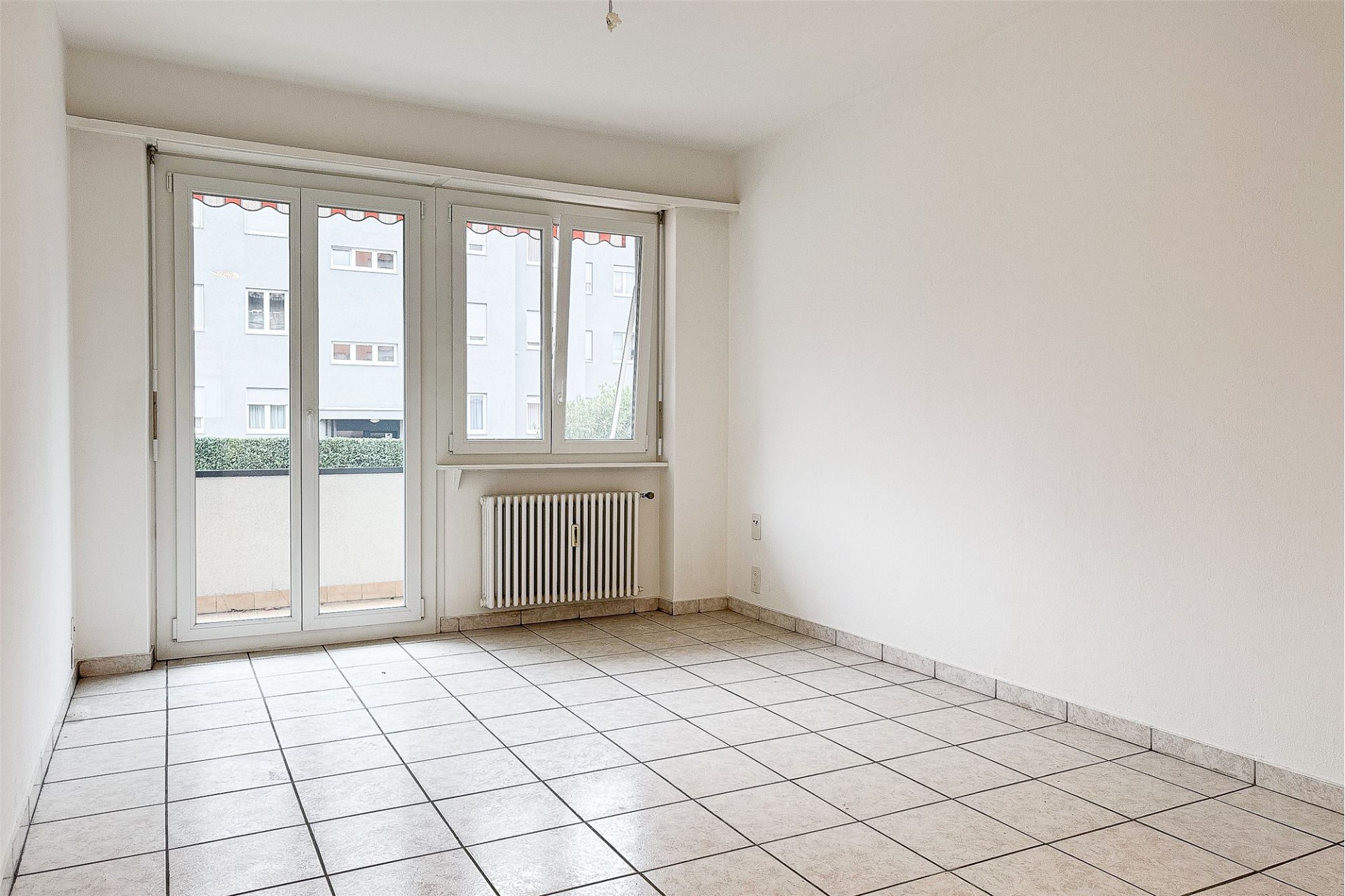 Heller leerer Wohnraum mit Balkon- oder Terrassentür