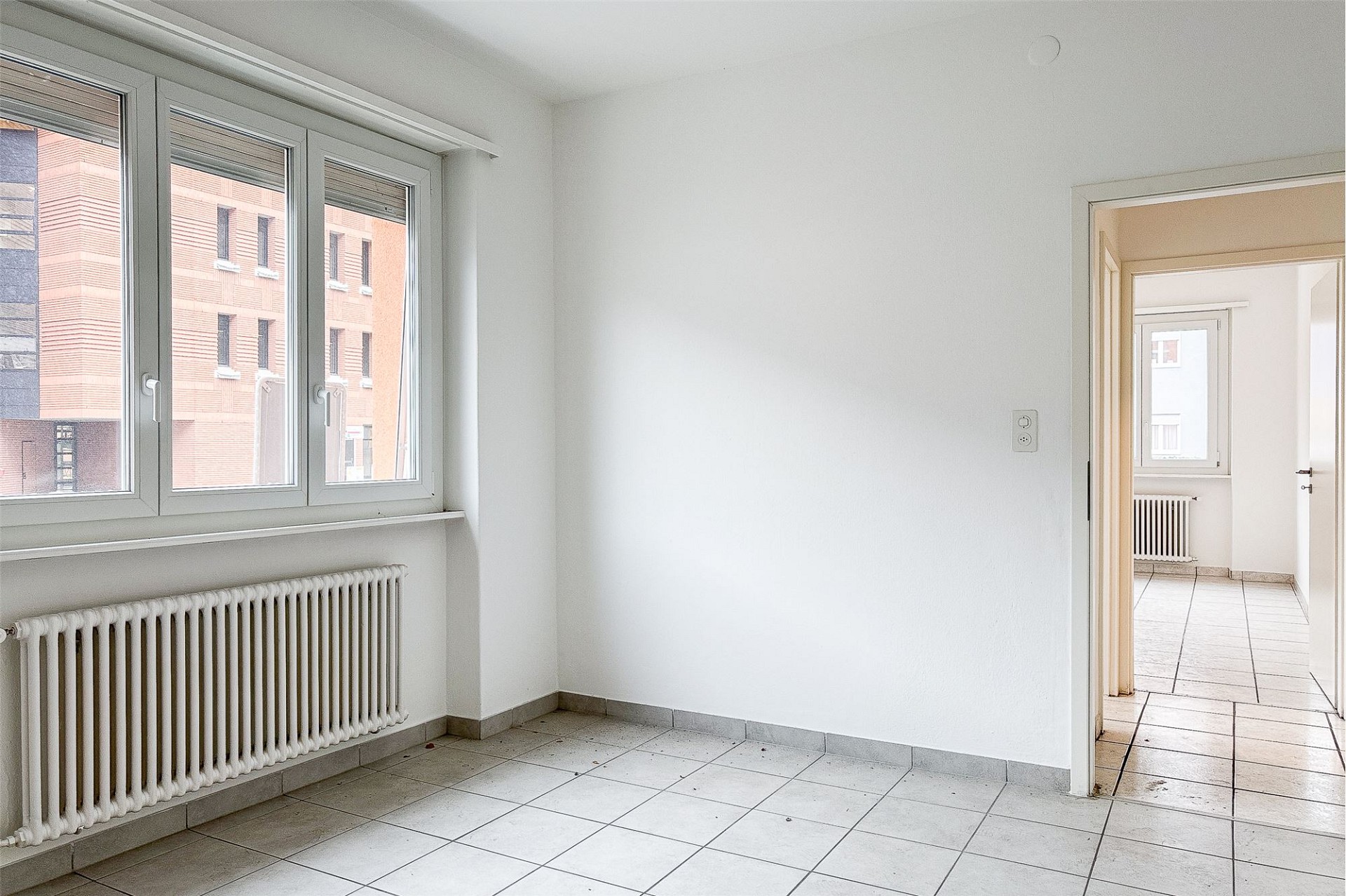 Leerer heller Raum mit Fliesenboden