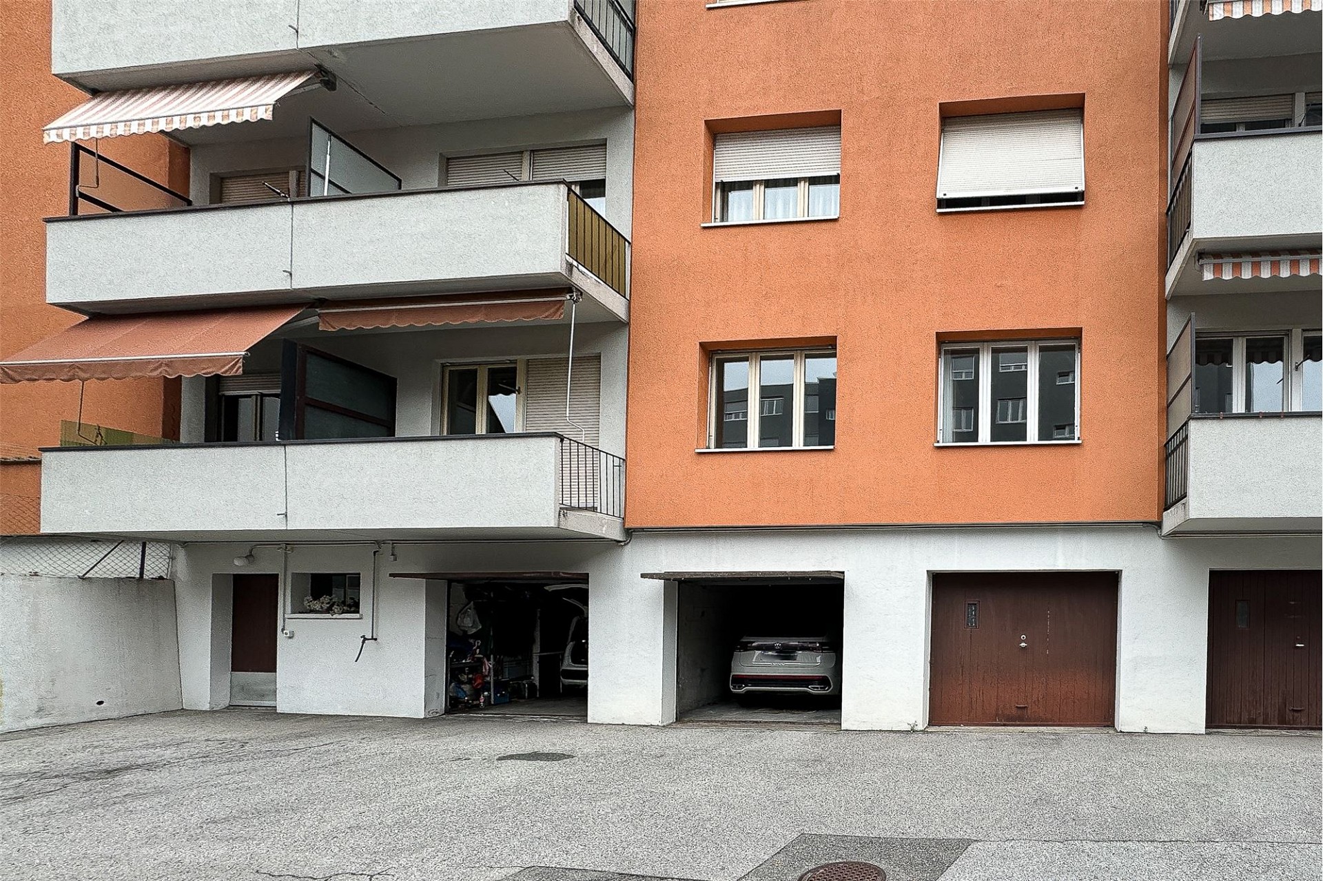 Mehrfamilienhaus mit Balkonen und Garagen