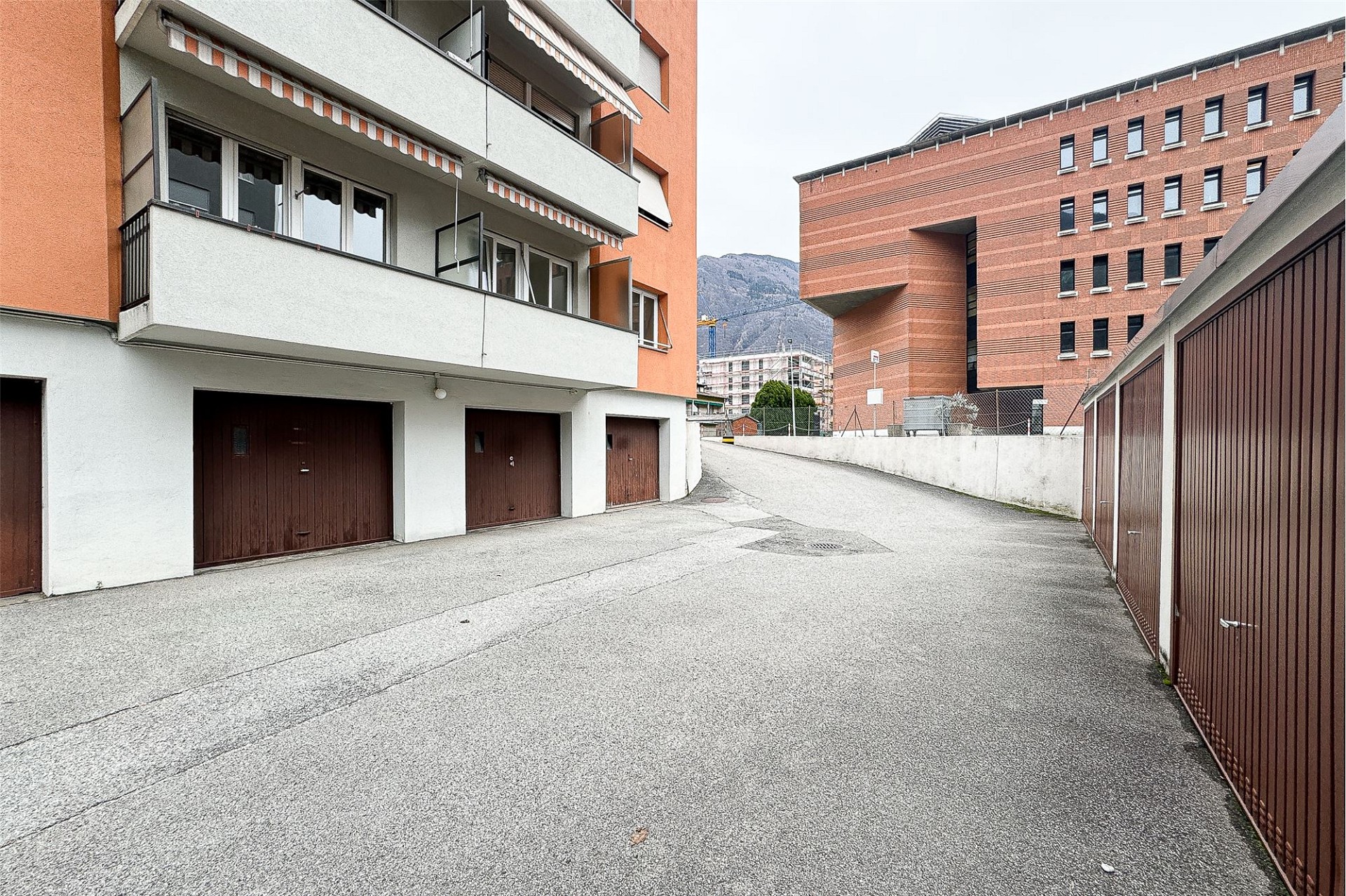 Außenansicht eines Wohnkomplexes mit Garagenzufahrt