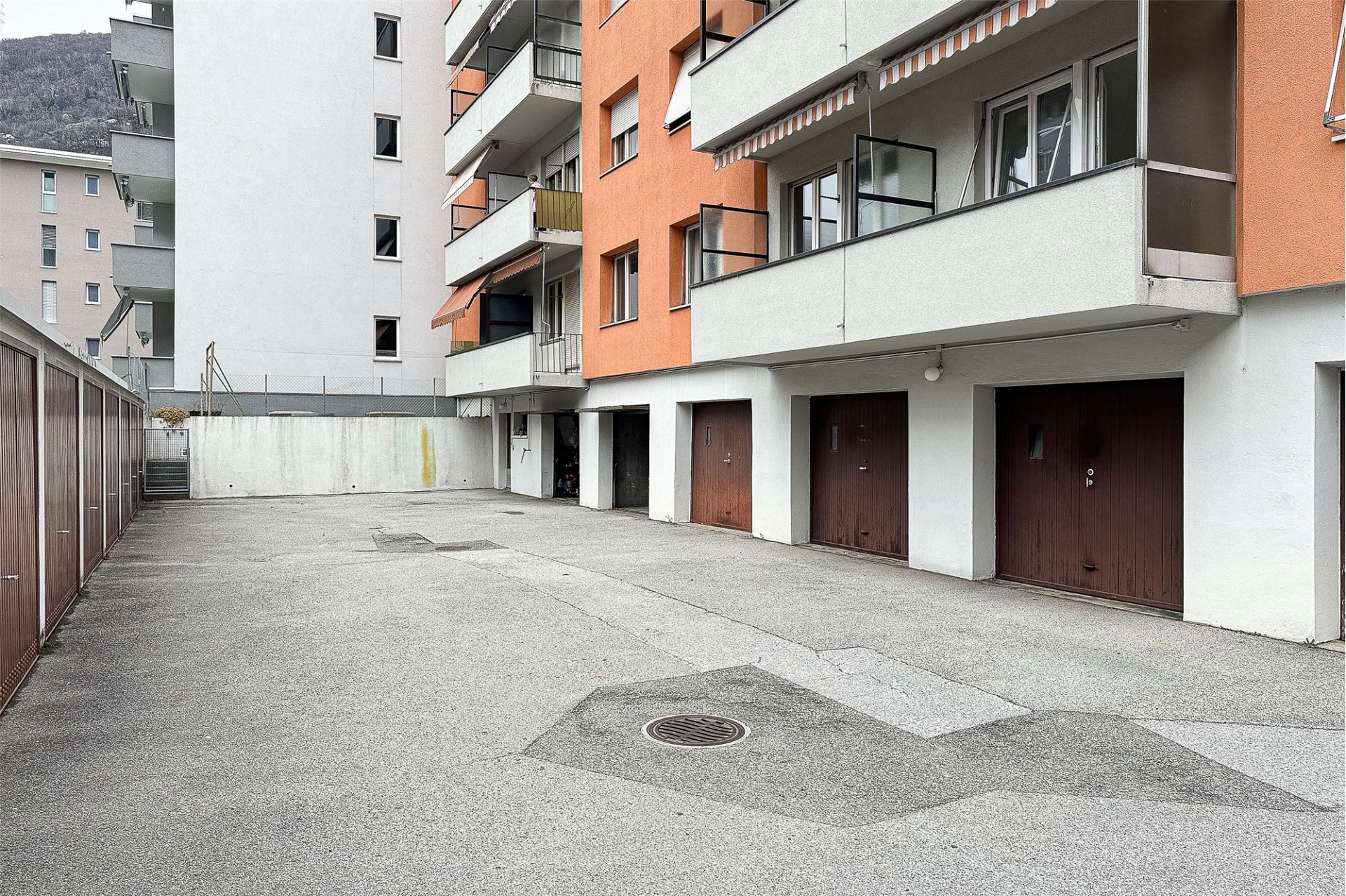 Innenhof mit Garagen und Mehrfamilienhäusern