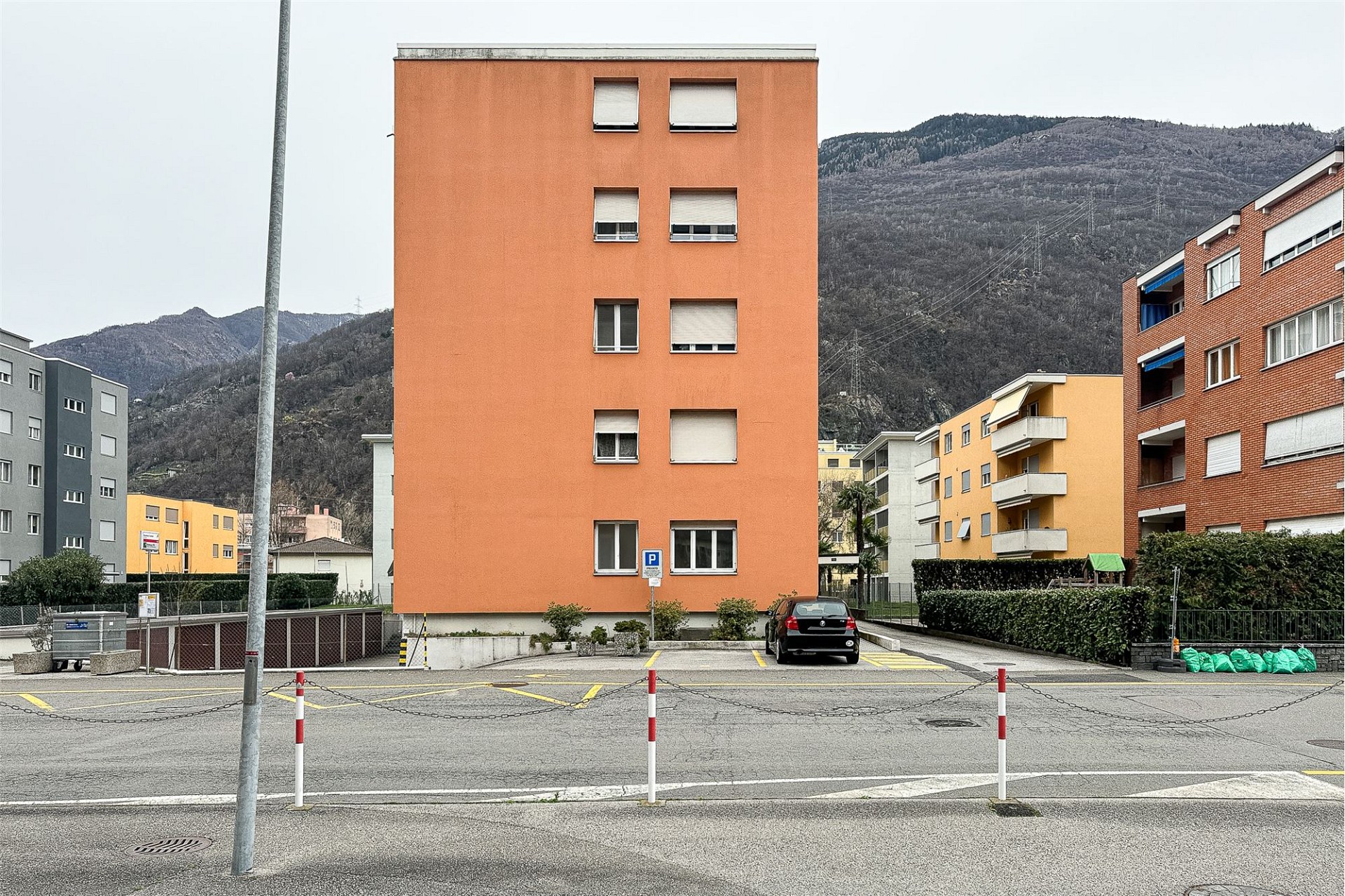 Mehrfamilienhaus mit Bergkulisse
