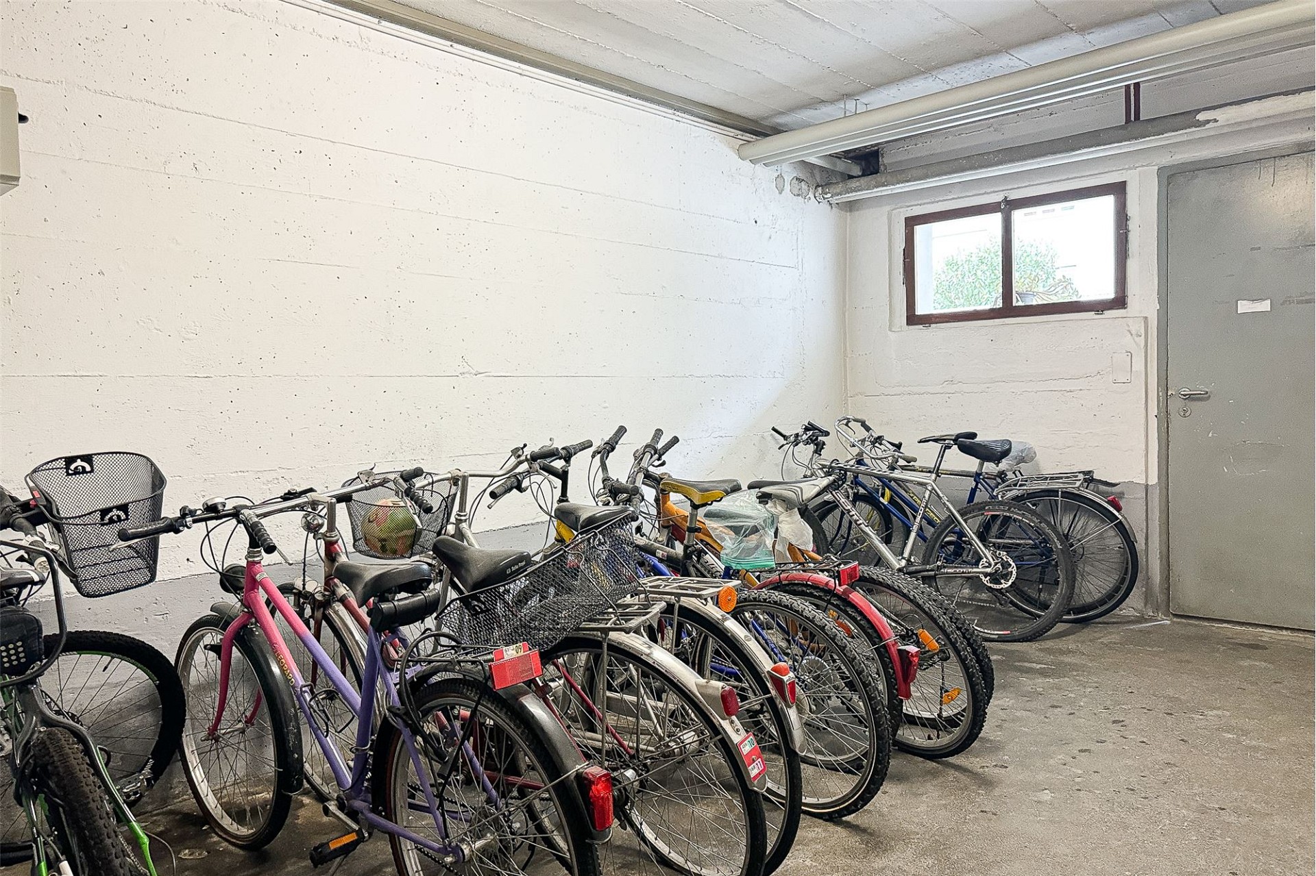 Fahrradkeller mit mehreren abgestellten Fahrrädern