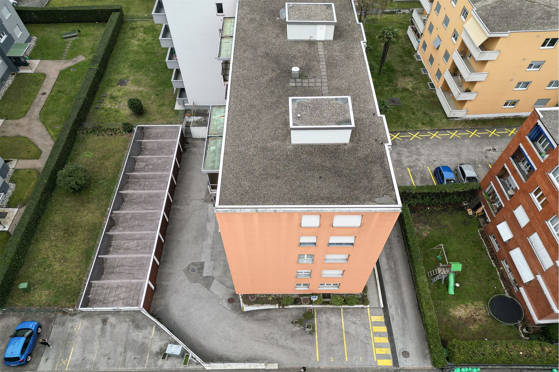 Luftaufnahme eines Wohnblocks mit Innenhof