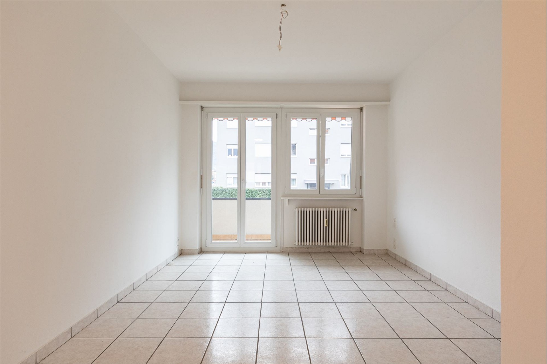 Leerer heller Raum mit Balkon- oder Terrassentür