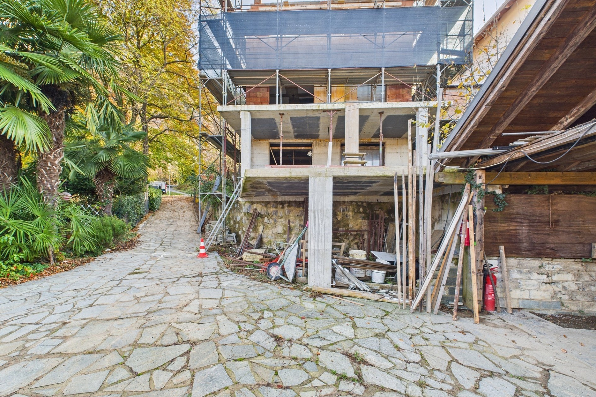 Baustelle an einem Haus mit Zufahrt