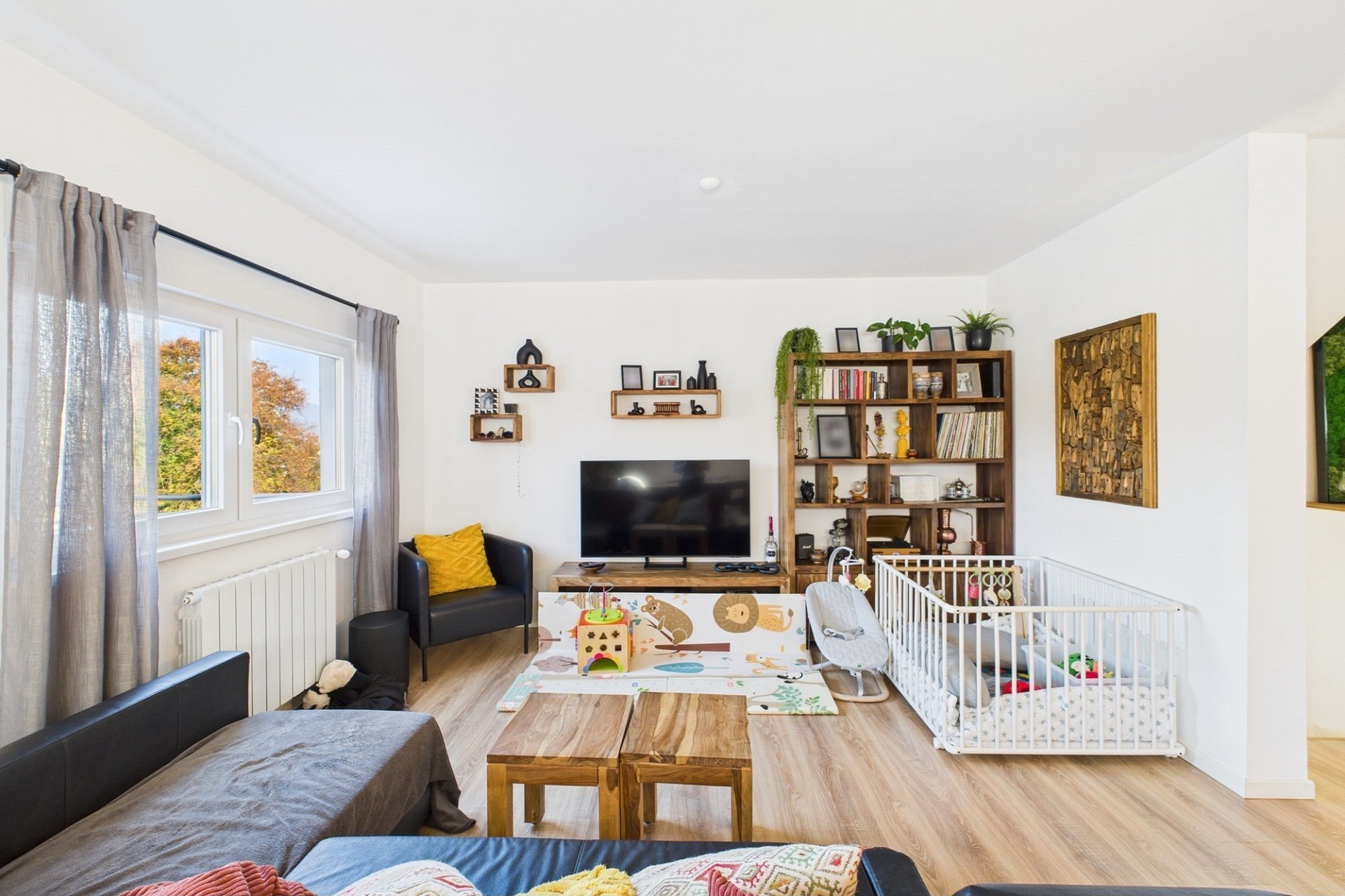 Helles Wohnzimmer mit Kinderbereich