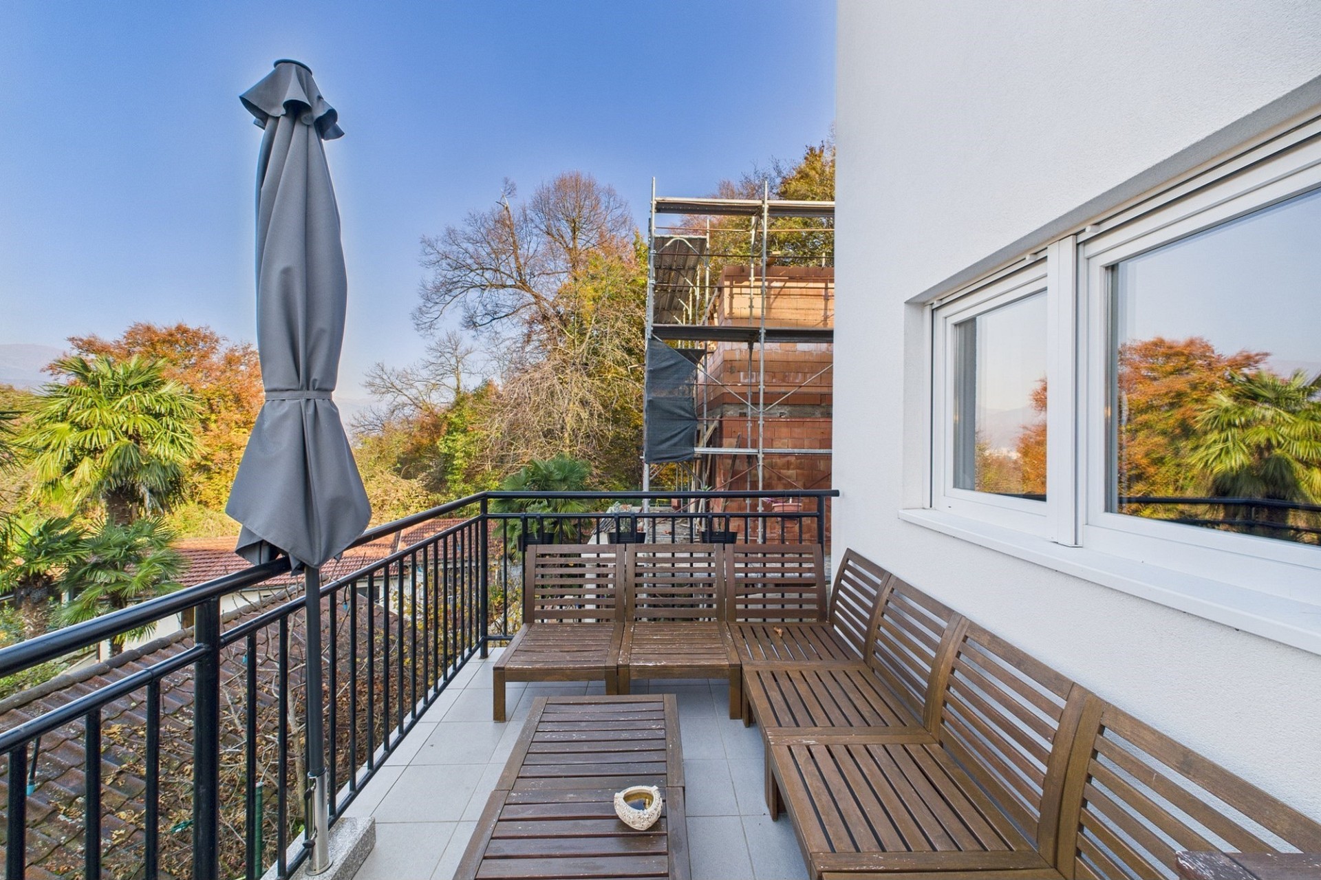 Balkon mit Sitzgruppe und Ausblick