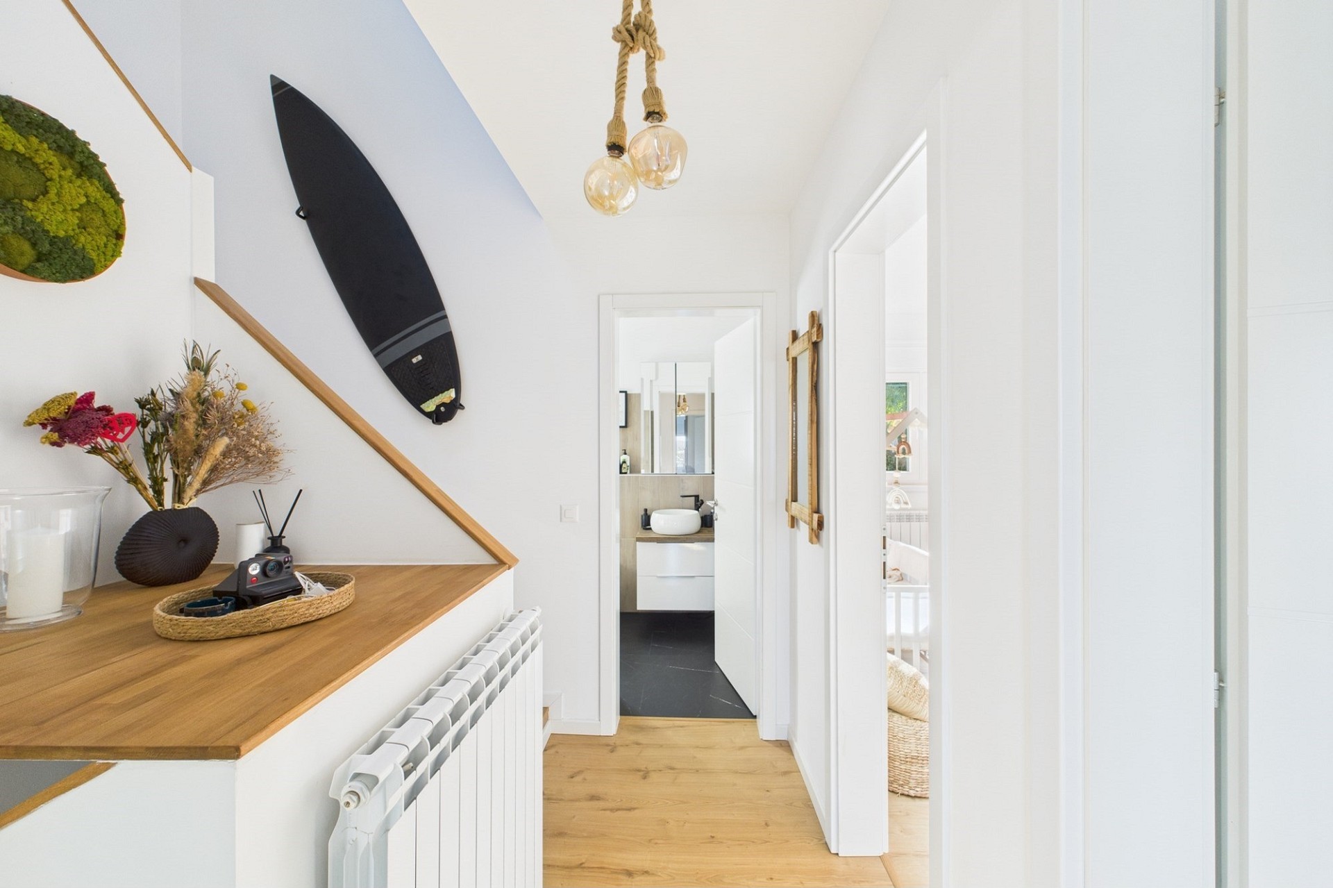 Heller Flur mit Treppe und Blick ins Bad