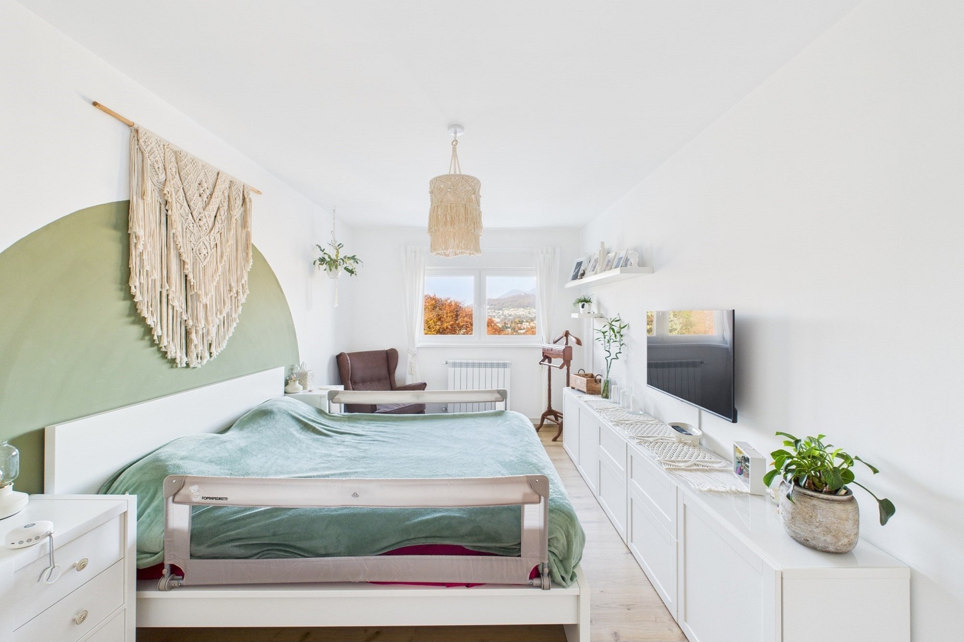 Helles, modern eingerichtetes Schlafzimmer mit Boho-Akzenten