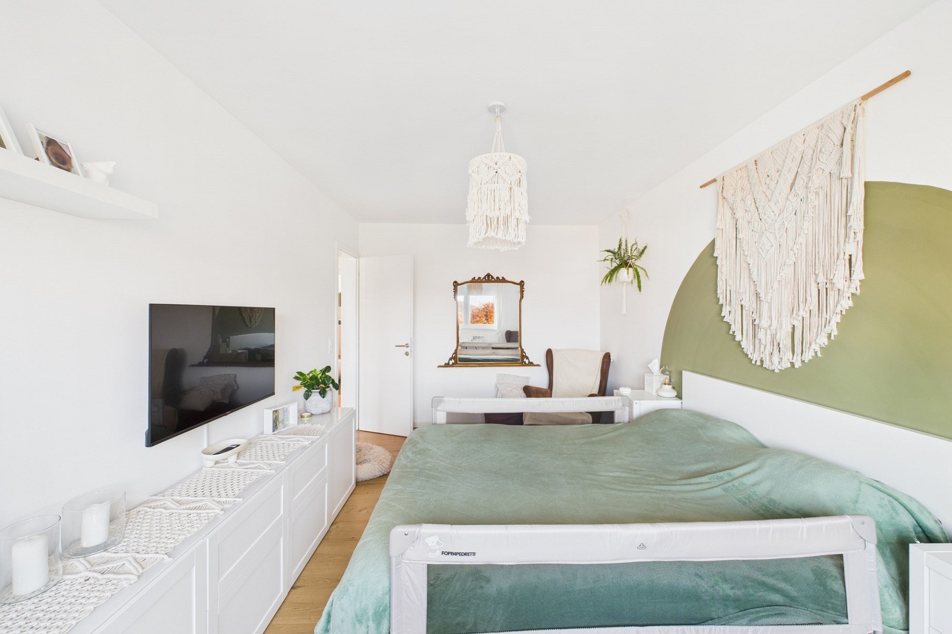 Helles, dekoriertes Schlafzimmer