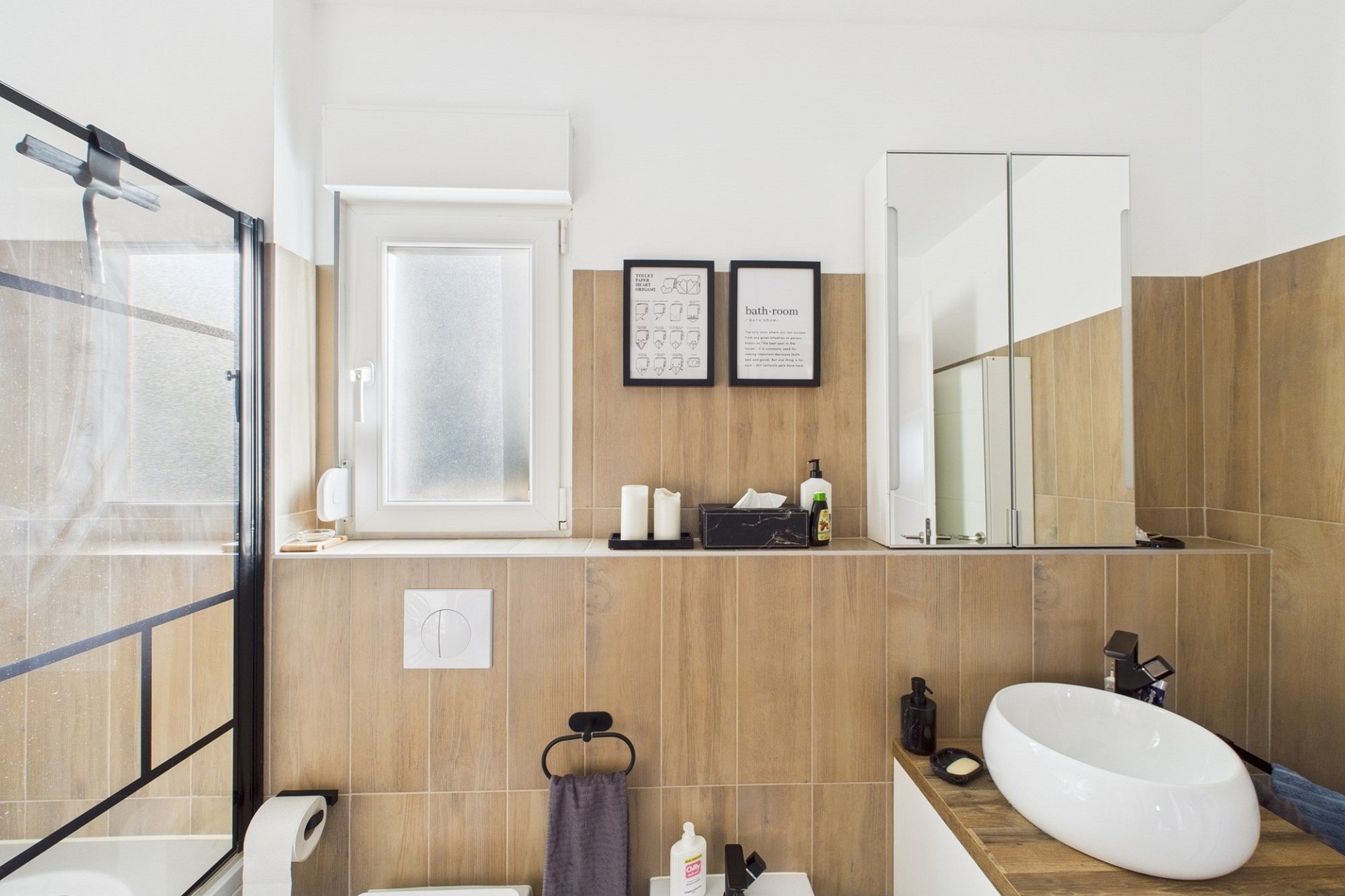 Modernes Badezimmer mit Dusche und Waschtisch