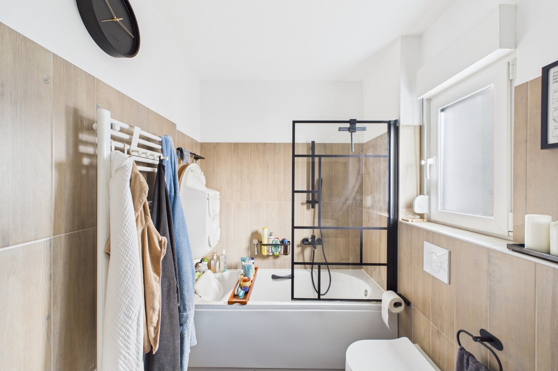 Modernes Badezimmer mit Badewanne und Dusche