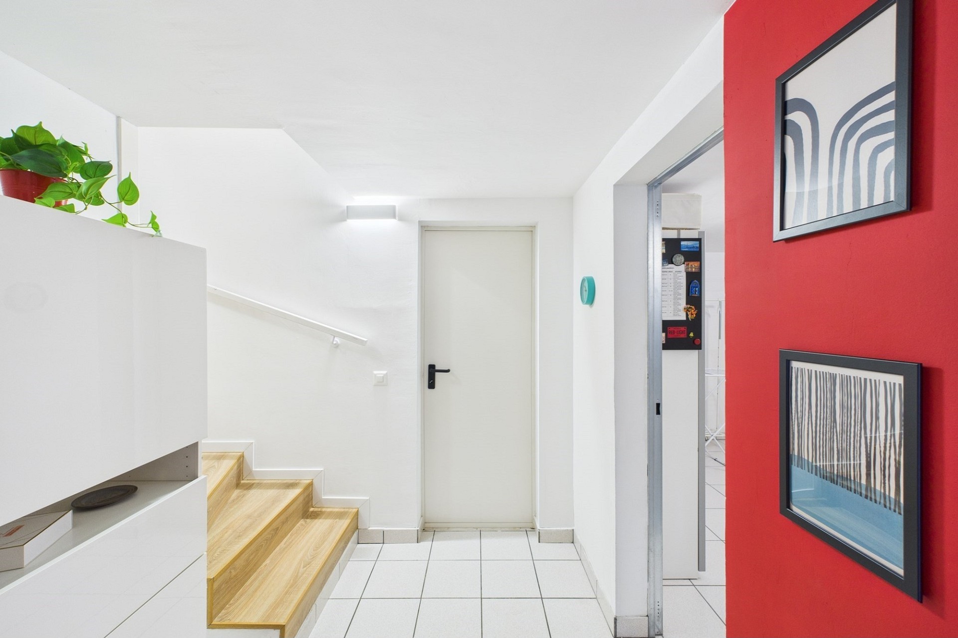 Heller Eingangsbereich mit Treppe