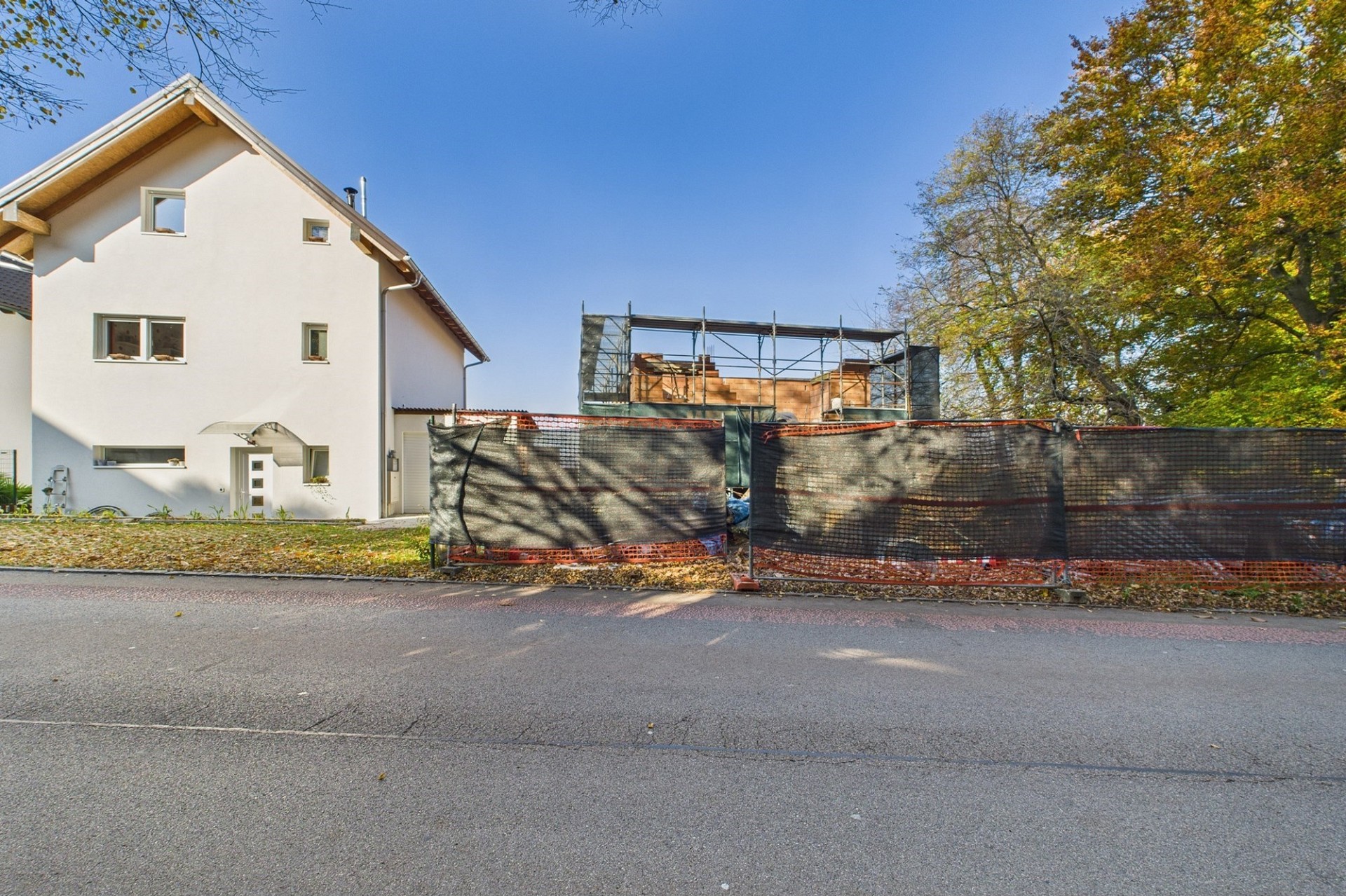 Wohnhaus mit laufender Baustelle