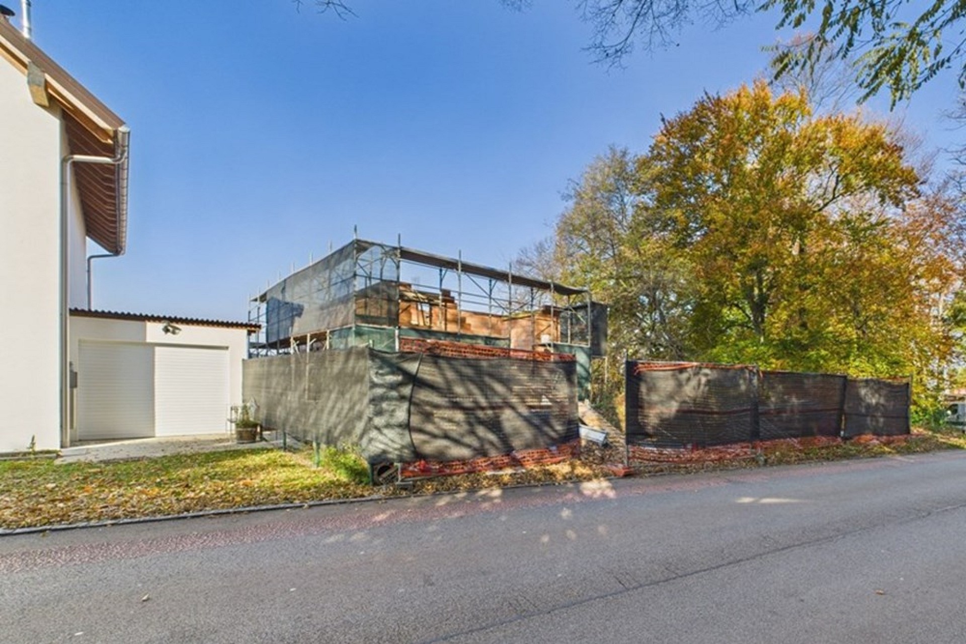 Außenansicht mit Haus und Baustelle