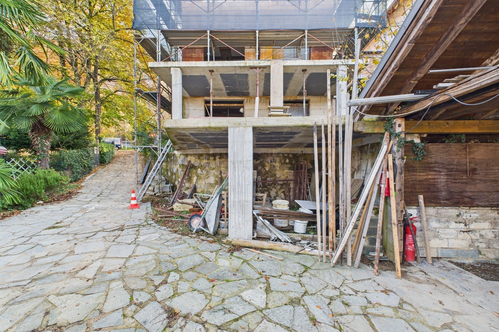 Außenansicht eines Hauses im Umbau