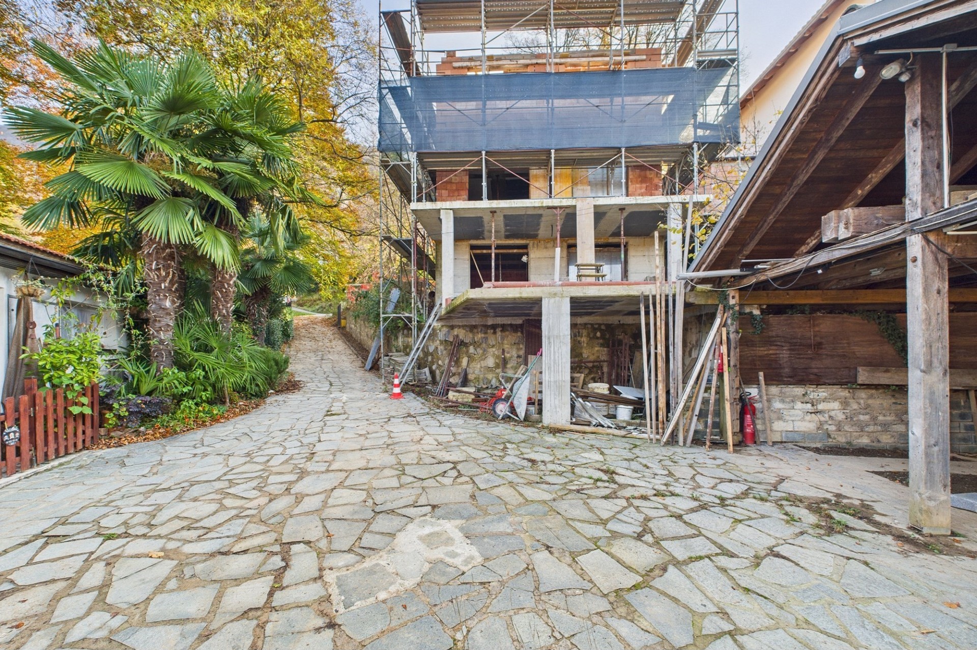 Außenansicht einer Baustelle mit Zufahrt