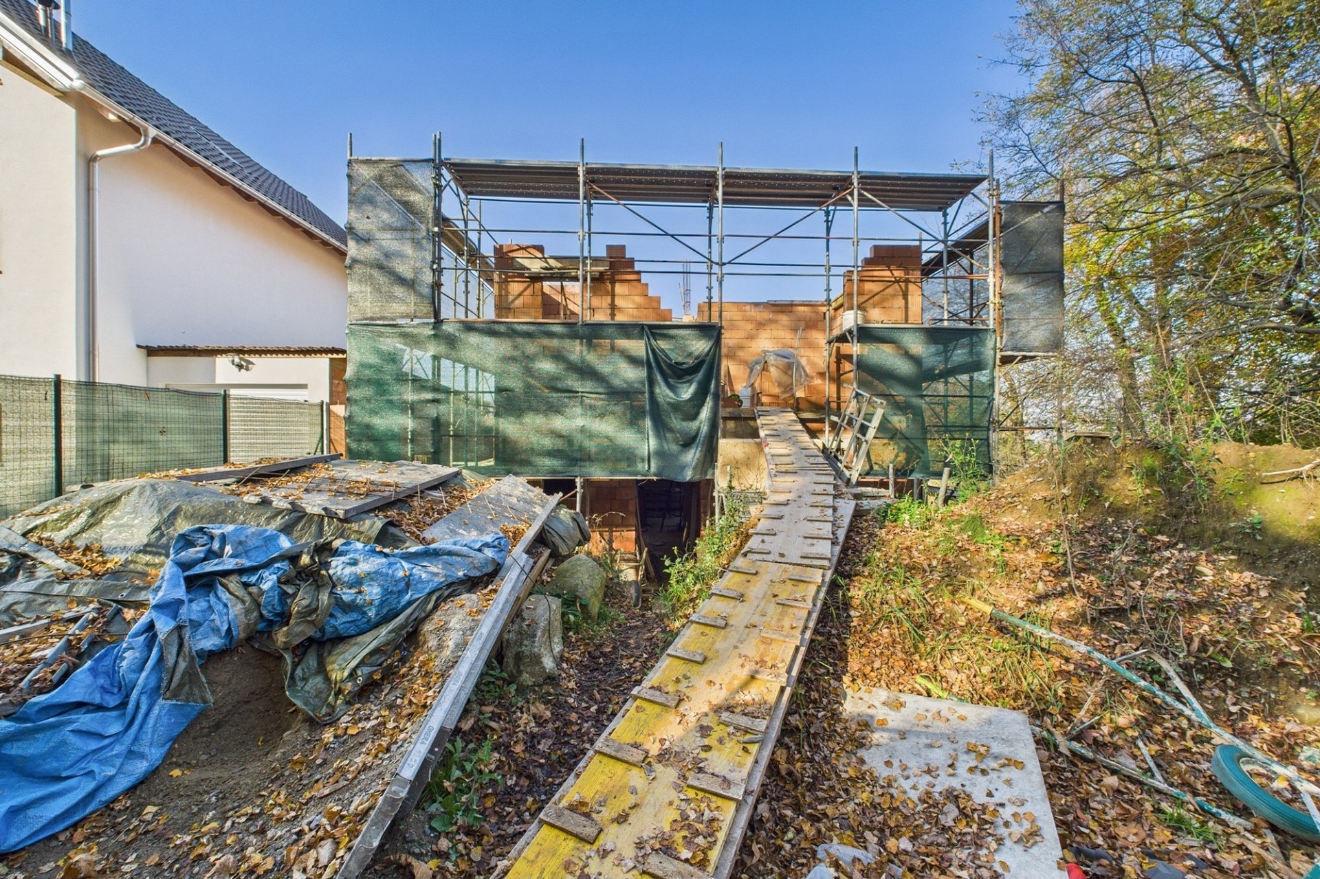 Haus im Bau mit Gerüst
