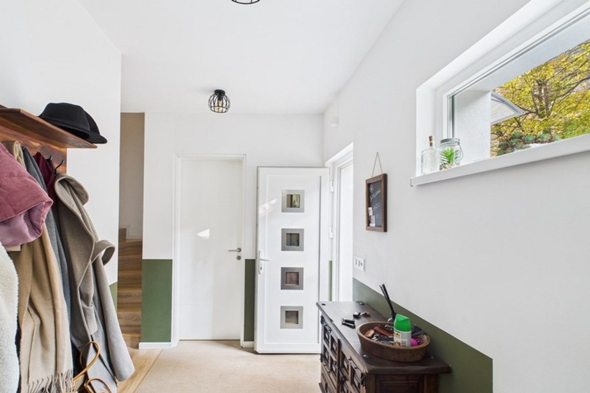 Heller Eingangsbereich mit Garderobe und Fenster