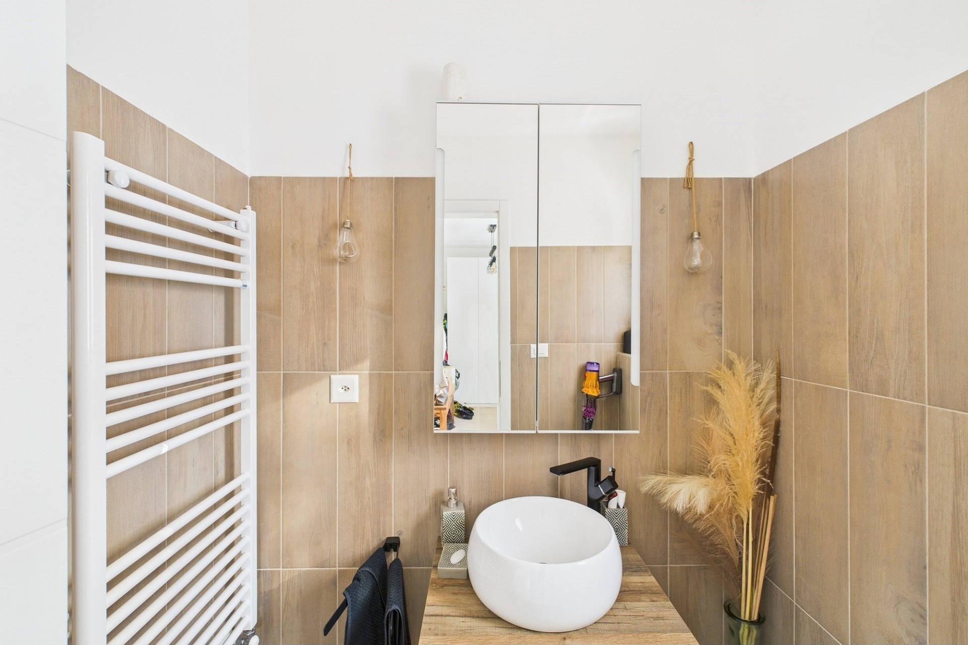Modernes Gäste-WC mit Holzoptik und runder Aufsatzwaschschale