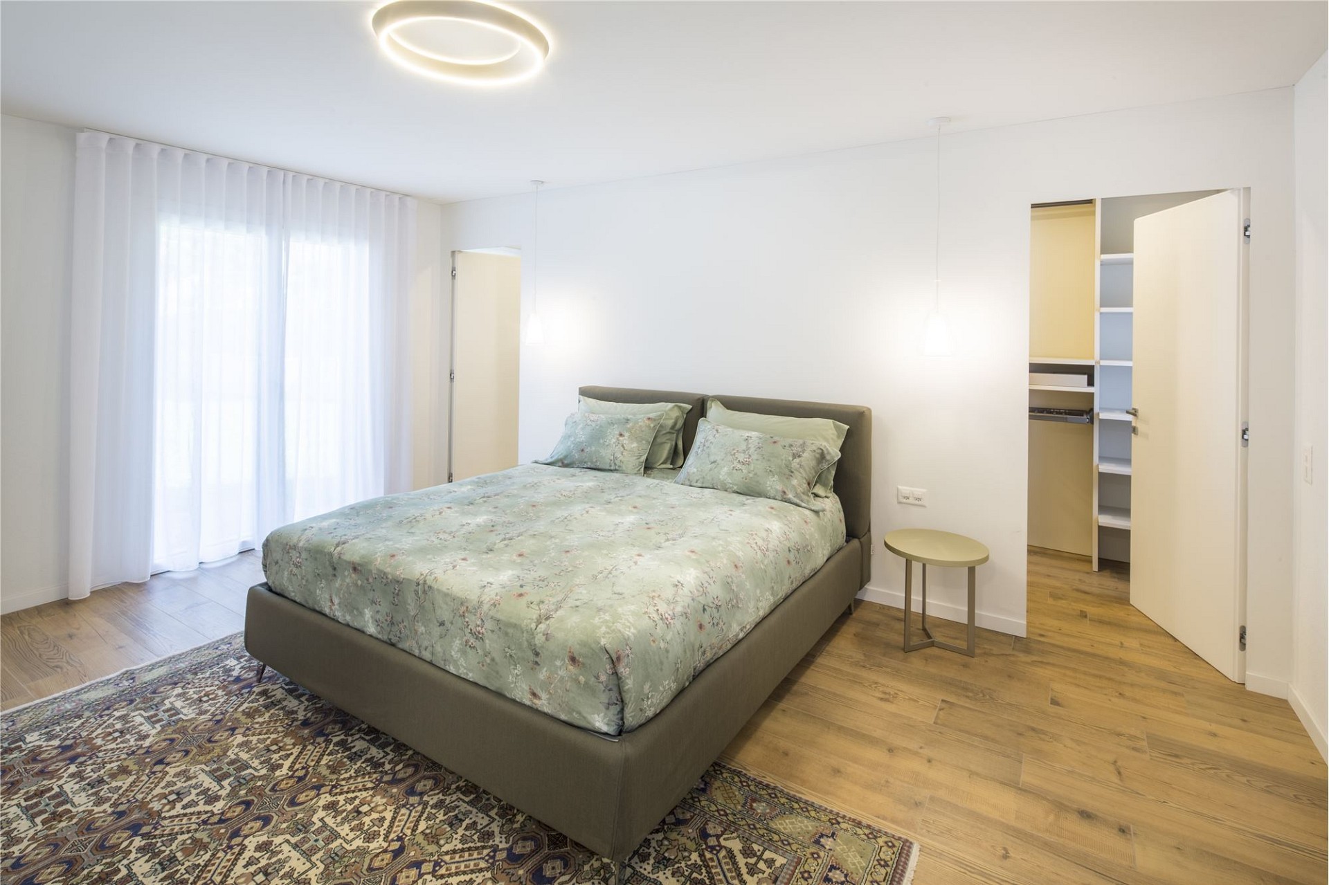 Modernes Schlafzimmer mit Einbauschrank