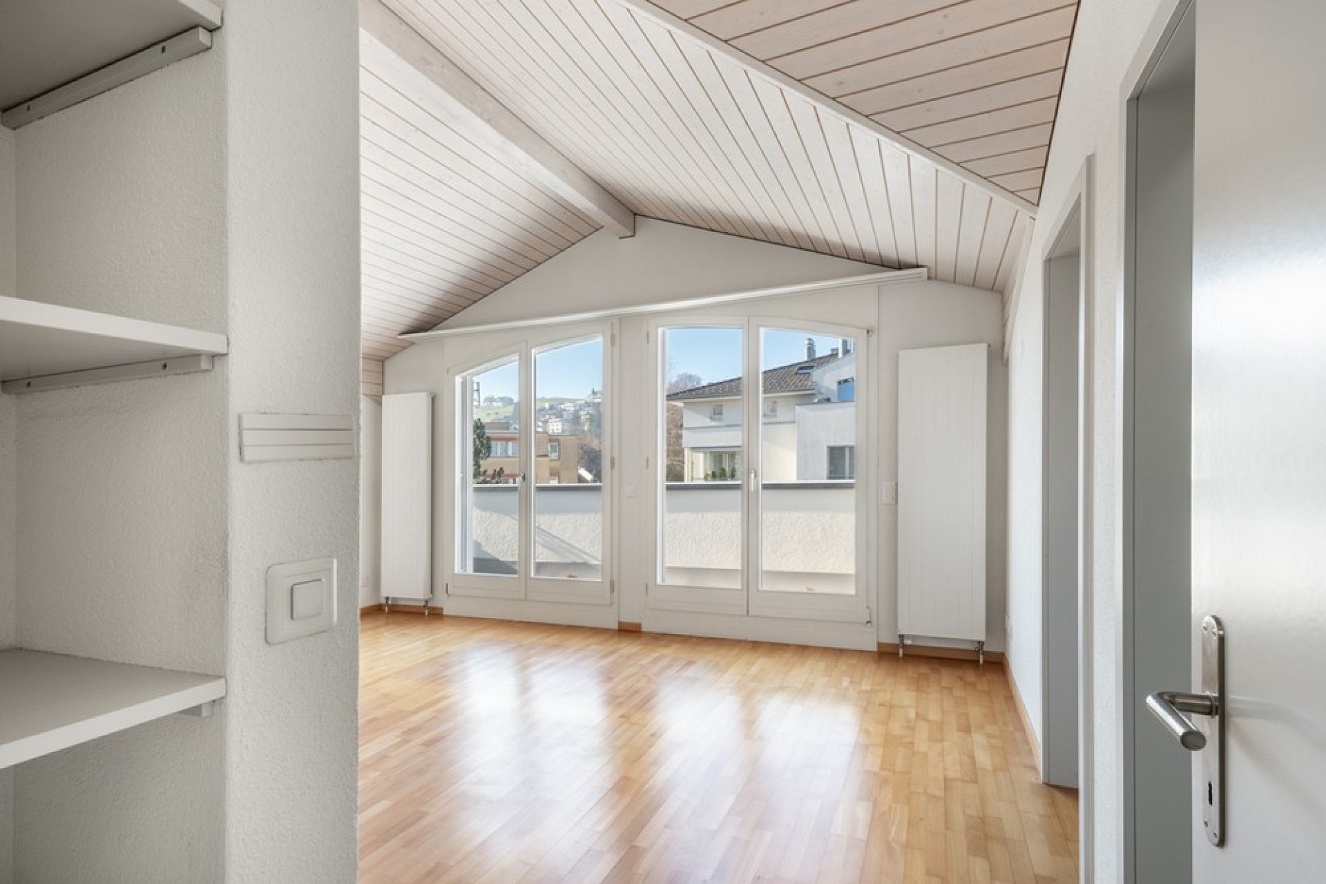 Helles Dachgeschosszimmer mit Balkonfenstern