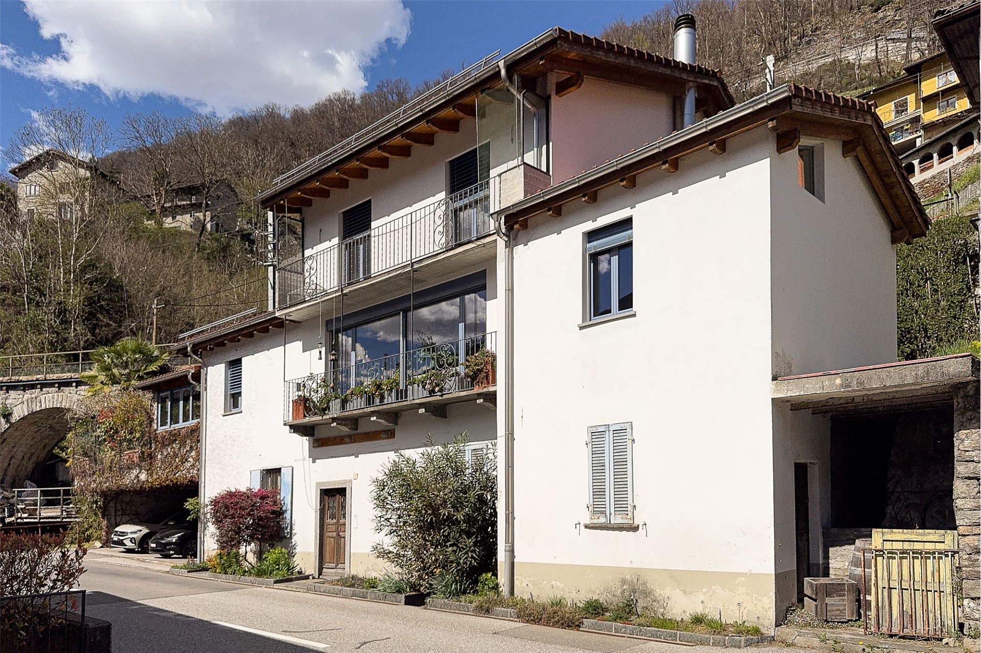 Wohnhaus in Hanglage mit Balkonen