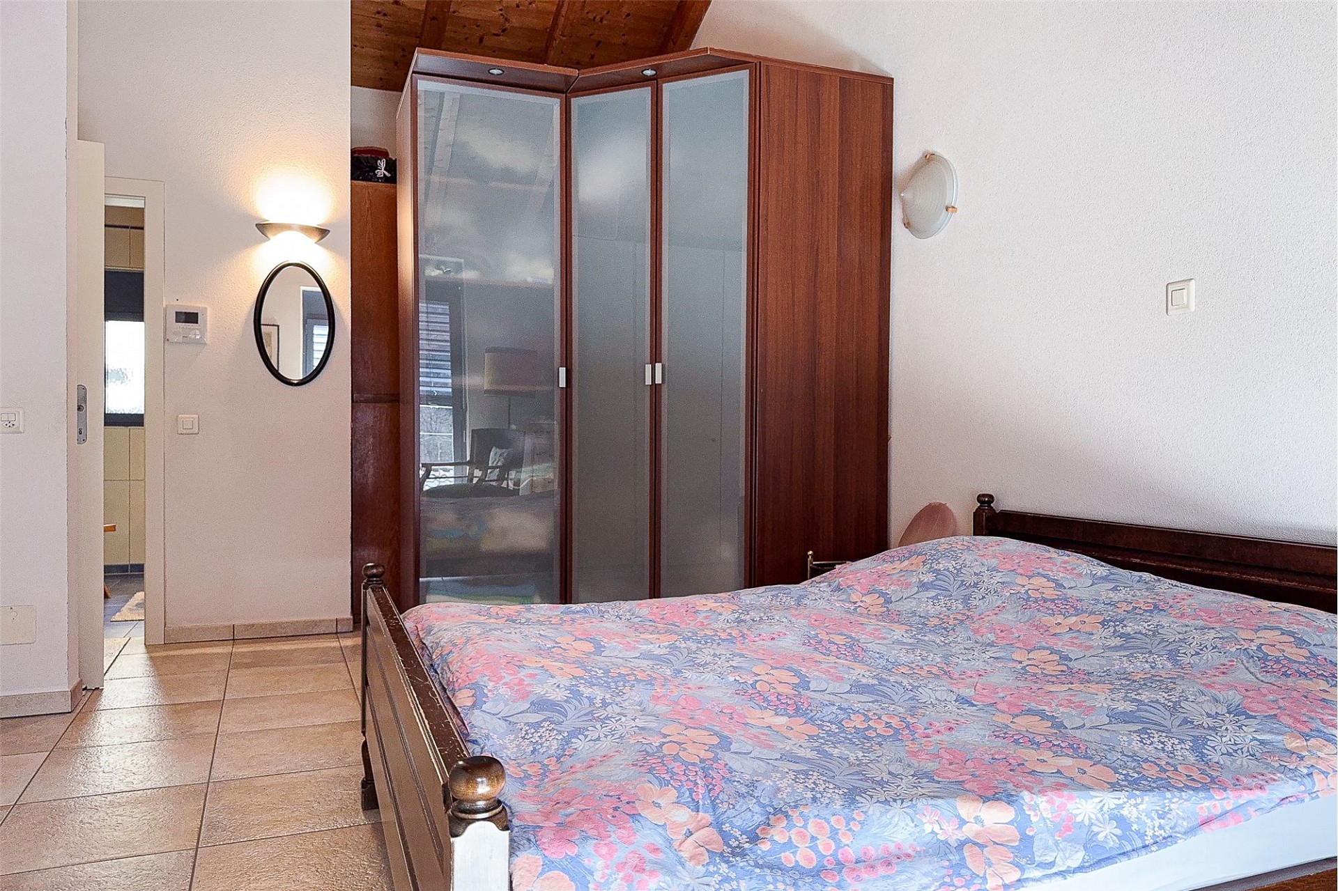 Schlafzimmer mit Kleiderschrank