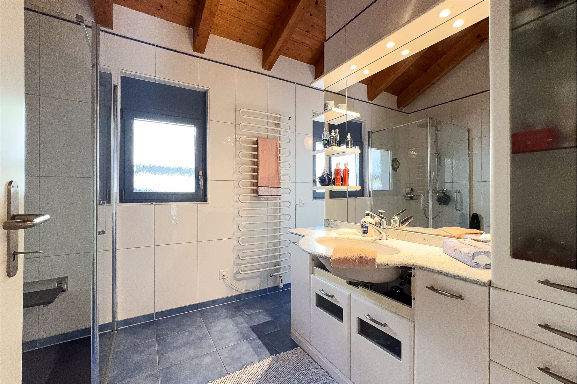 Modernes Badezimmer mit Dachschräge
