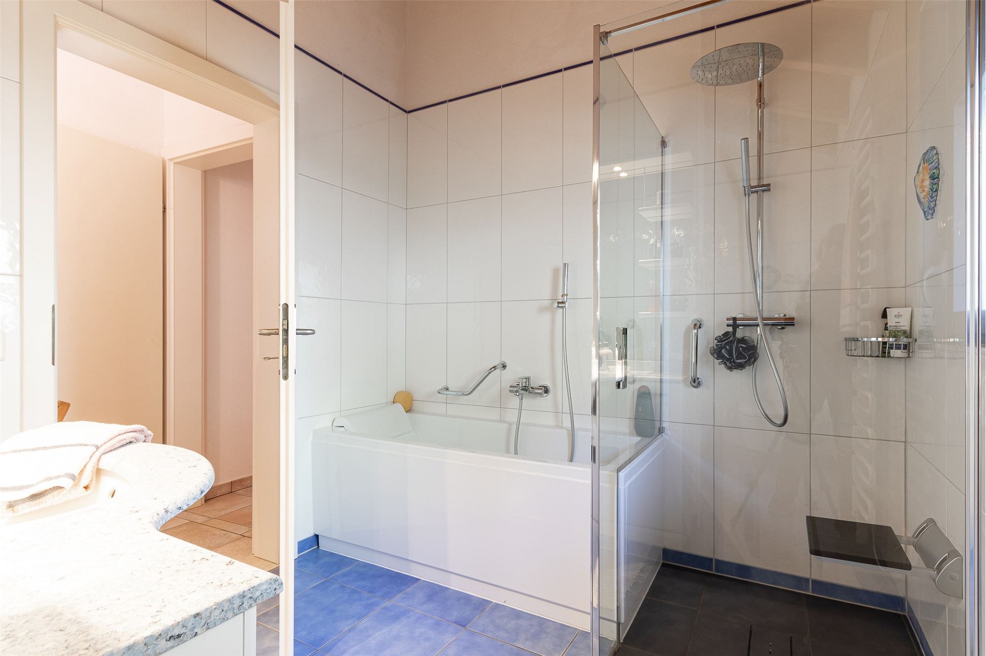 Modernes Badezimmer mit Badewanne und Glasdusche