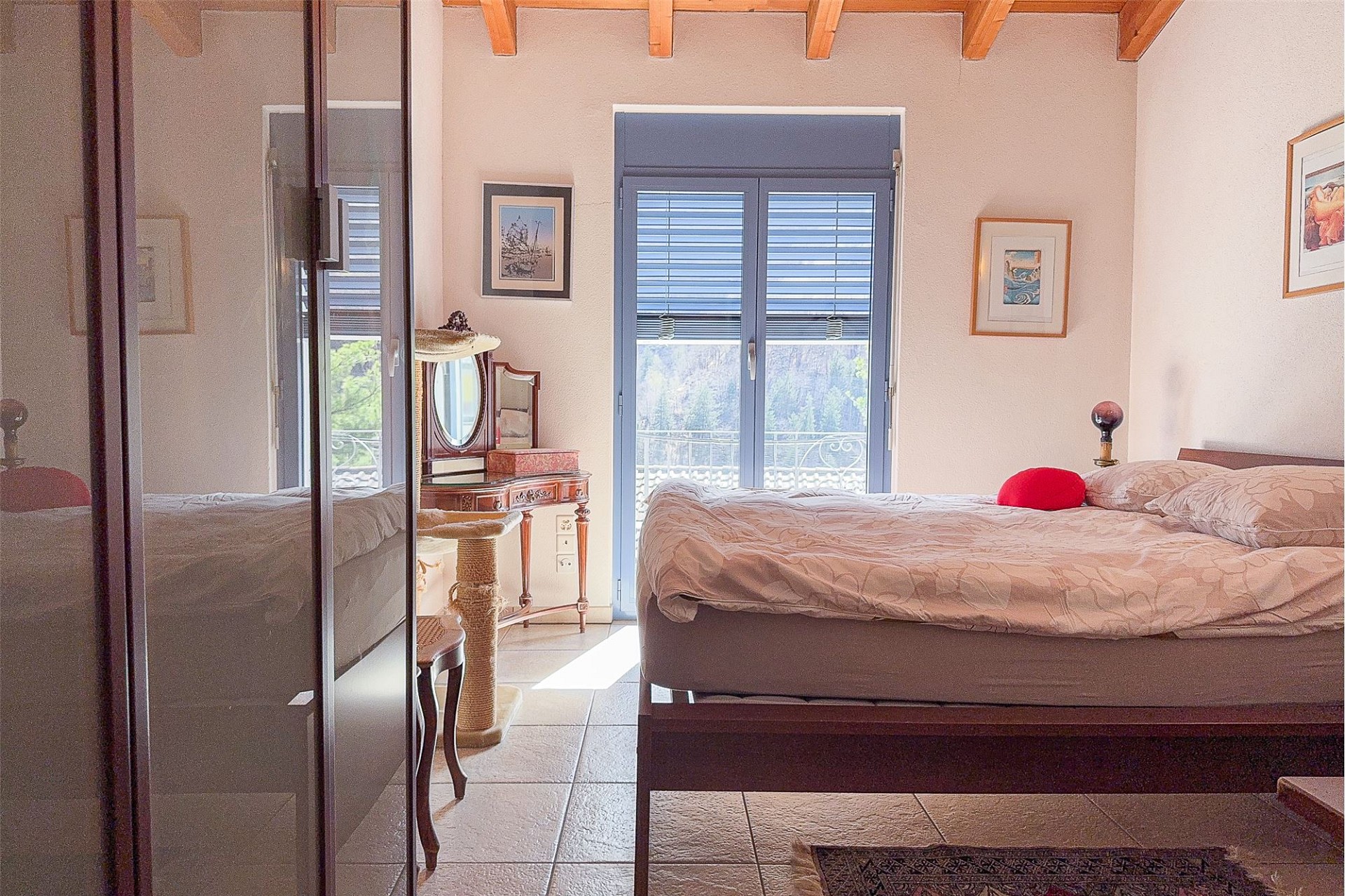 Schlafzimmer mit Balkonblick