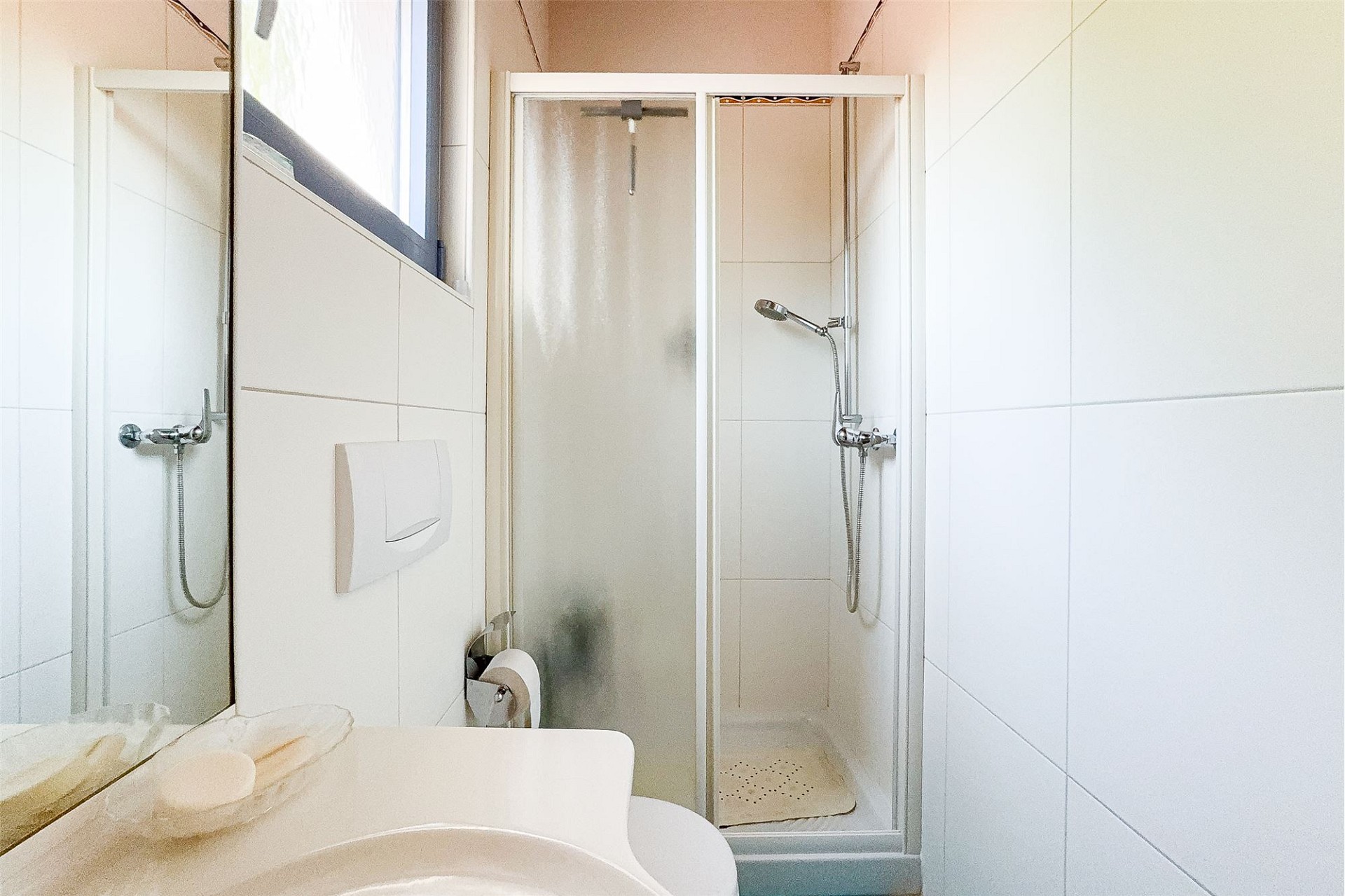Kompaktes Badezimmer mit Dusche