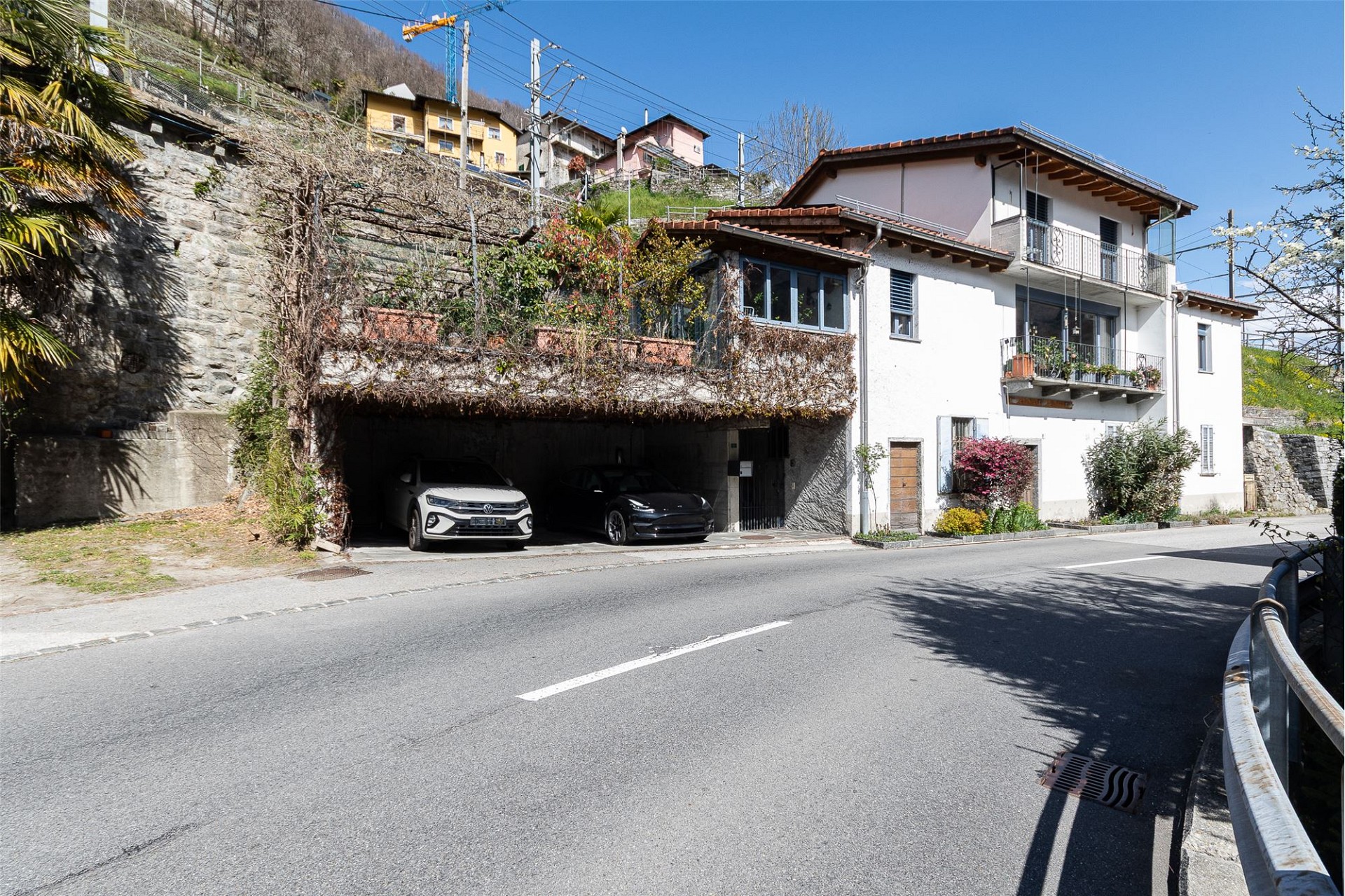 Haus an Hanglage mit Garagenzufahrt