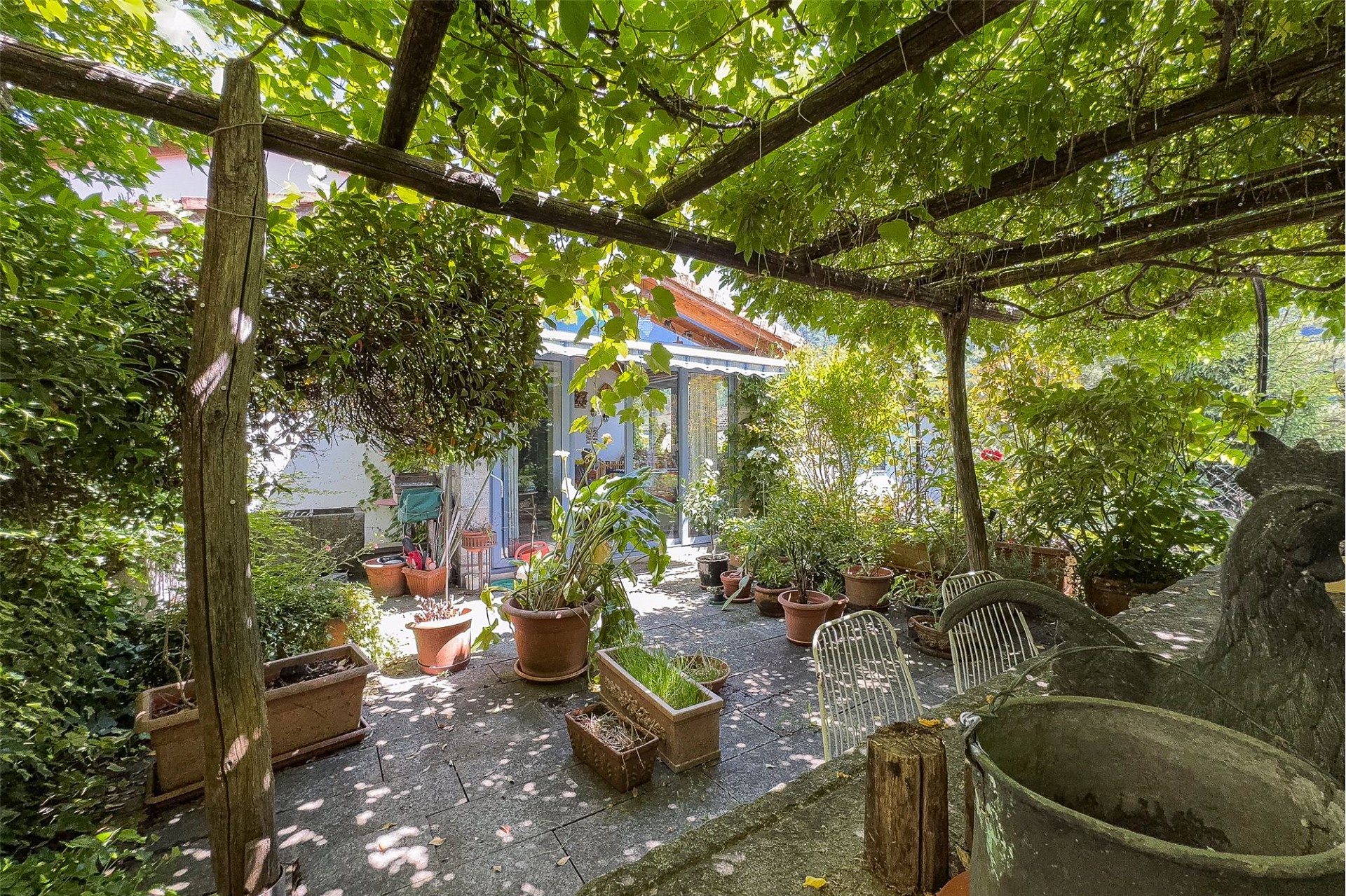 Üppig begrünte Garten-Terrasse mit Pergola