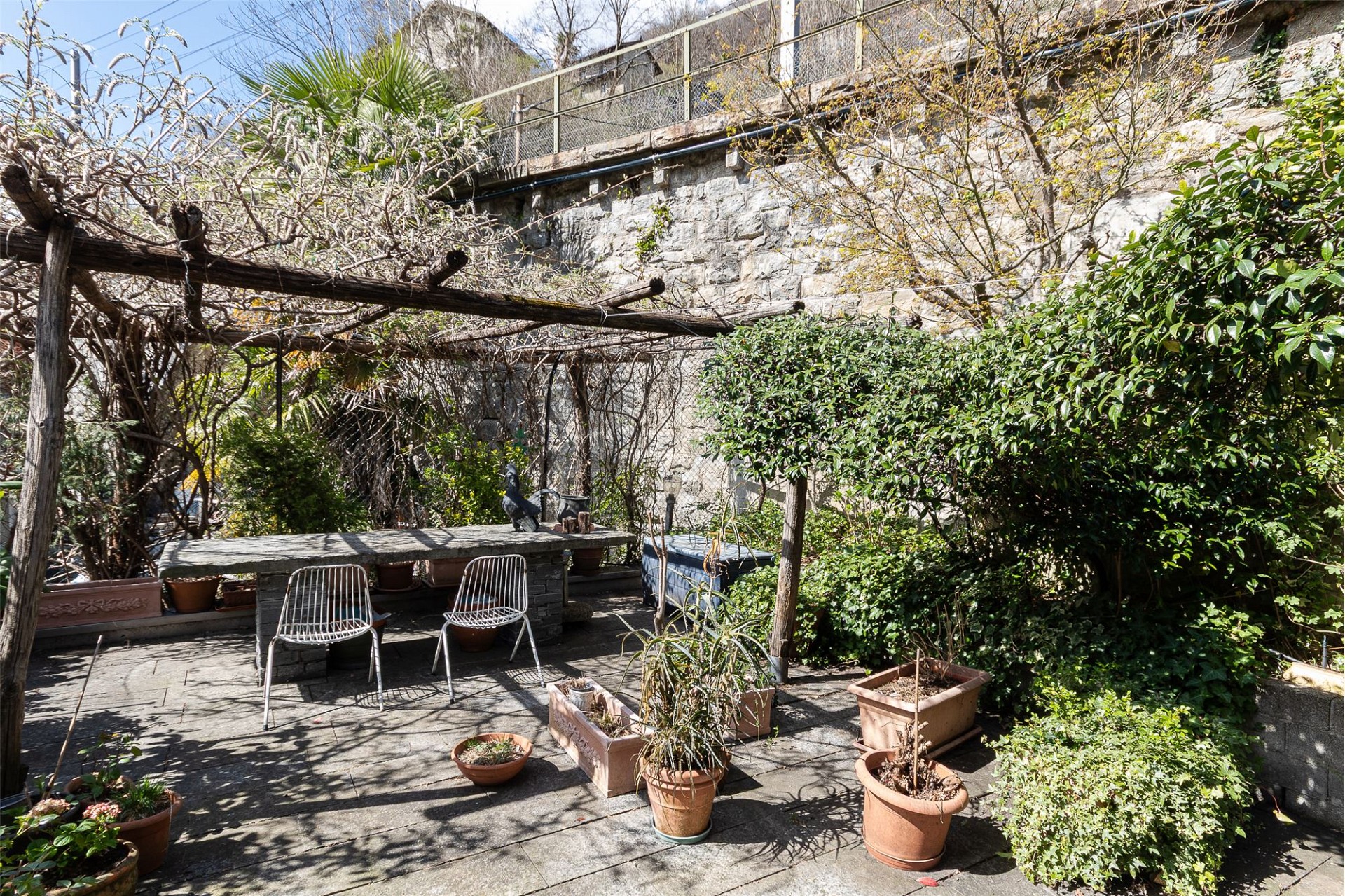 Grüne Gartenterrasse mit Sitzplatz