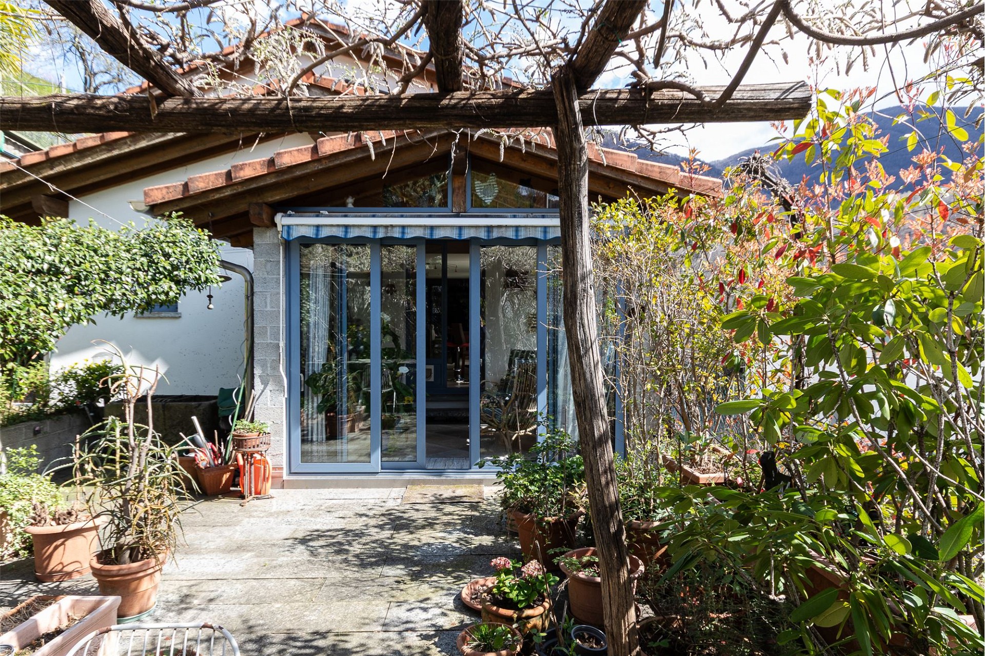 Gartenansicht mit Terrassentür