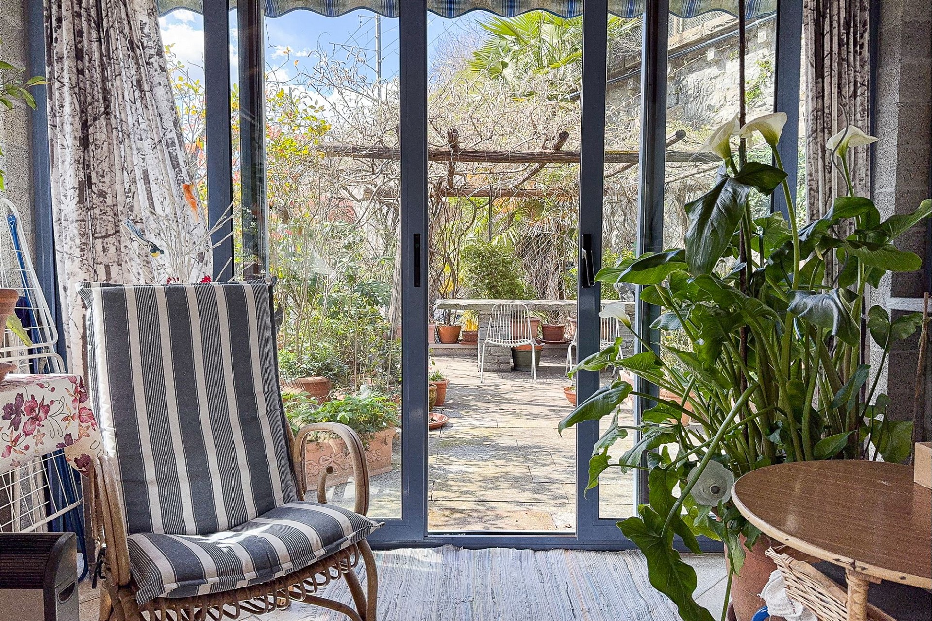 Heller Sitzbereich mit Gartenblick